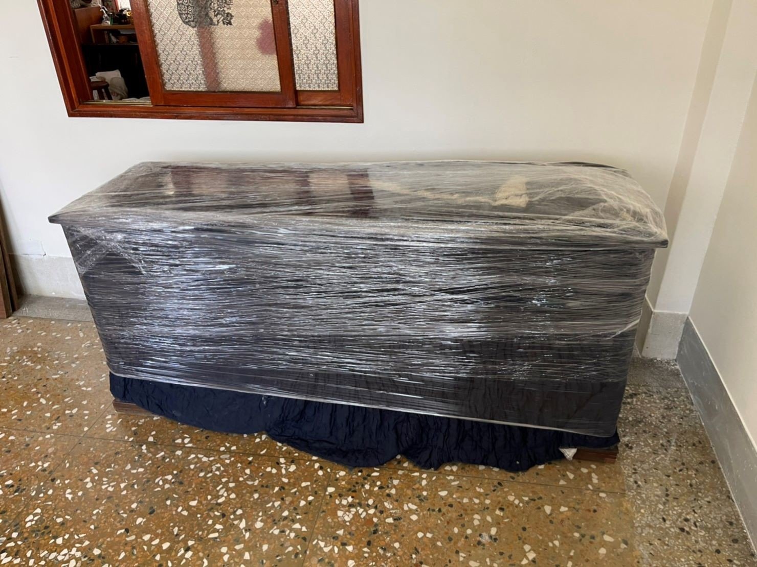 搬家公司推薦【榮福搬家】搬遷好品質值得您的信賴與選擇:搬大型玻璃上下櫥櫃-將下層櫥櫃用伸縮保護布套包袱後,捆上層層膠膜,防碰撞磨損、防塵防水。 搬家公司推薦【榮福搬家】搬遷好品質值得您的信賴與選擇:搬大型玻璃上下櫥櫃-將下層櫥櫃用伸縮保護布套包袱後,捆上層層膠膜,防碰撞磨損、防塵防水。