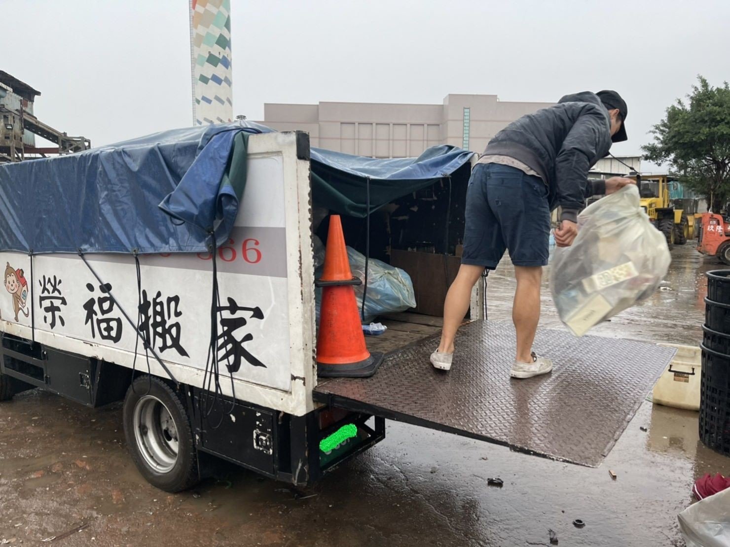 搬家公司推薦、新北搬家推薦【榮福搬家公司】南港搬家、桃園搬家公司推薦、台北搬家公司推薦、廢棄家具處理、廢棄家具清運、家庭廢棄物清運、清運、搬家、家具垃圾清運、搬家具、冰箱搬運、基隆搬家、搬家電、床墊搬運、搬公司行號、跨縣市搬家、家庭搬家、搬鋼琴、搬工、搬運、搬家紙箱,針對顧客都秉持以用心實在專業搬家技巧,搬家實在用心值得您的信賴與選擇。歡迎來電咨詢02-2651-2727,榮福搬家有專員立即為您服務。 搬家公司推薦、新北搬家推薦【榮福搬家公司】南港搬家、桃園搬家公司推薦、台北搬家公司推薦、廢棄家具處理、廢棄家具清運、家庭廢棄物清運、清運、搬家、家具垃圾清運、搬家具、冰箱搬運、基隆搬家、搬家電、床墊搬運、搬公司行號、跨縣市搬家、家庭搬家、搬鋼琴、搬工、搬運、搬家紙箱,針對顧客都秉持以用心實在專業搬家技巧,搬家實在用心值得您的信賴與選擇。歡迎來電咨詢02-2651-2727,榮福搬家有專員立即為您服務。