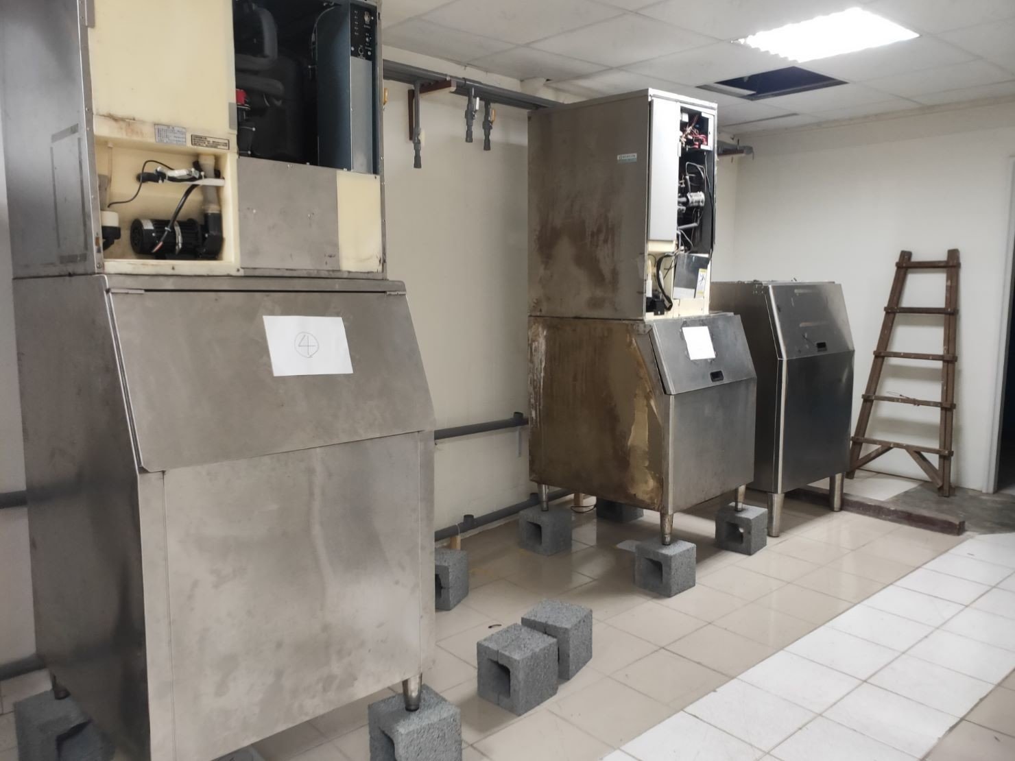 店面搬遷、重物搬運、搬生財器具、大型廚房設備搬運【榮福搬家公司】搬製冰機、搬臥式冰櫃、廠房遷移、中央廚房搬遷、搬洗衣機、搬披薩窯、精搬金庫、搬保險櫃、精搬魚缸、精搬鋼琴、廚具設備搬運、搬工計時、人力搬運、搬運、床墊搬運、搬營業用冰箱、冰箱搬運、搬家首選、吊掛搬運、搬公司行號、特殊重物搬運、專搬重物、新北搬家推薦、搬家公司、基隆搬家、南港搬家、桃園搬家公司、台北搬家公司推薦:大台北搬家,精緻包裝搬運「細膩包裝、專業搬運、用心服務、以客為尊」是榮福搬家公司的宗旨與精神。歡迎立即來電02-2651-2727專人服務。 店面搬遷、重物搬運、搬生財器具、大型廚房設備搬運【榮福搬家公司】搬製冰機、搬臥式冰櫃、廠房遷移、中央廚房搬遷、搬洗衣機、搬披薩窯、精搬金庫、搬保險櫃、精搬魚缸、精搬鋼琴、廚具設備搬運、搬工計時、人力搬運、搬運、床墊搬運、搬營業用冰箱、冰箱搬運、搬家首選、吊掛搬運、搬公司行號、特殊重物搬運、專搬重物、新北搬家推薦、搬家公司、基隆搬家、南港搬家、桃園搬家公司、台北搬家公司推薦:大台北搬家,精緻包裝搬運「細膩包裝、專業搬運、用心服務、以客為尊」是榮福搬家公司的宗旨與精神。歡迎立即來電02-2651-2727專人服務。