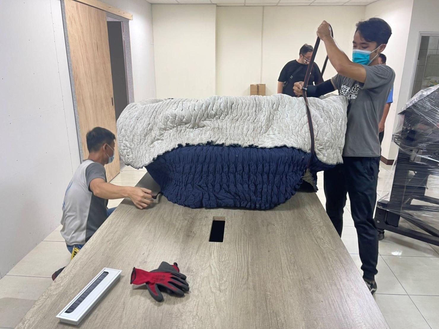 特殊搬運、搬重物【榮福搬家】只搬單一物件、基隆搬家、南港搬家、桃園搬家公司推薦、新北搬家公司推薦、企業搬運服務、搬公司行號、廠房遷移、成衣工廠設備搬移、桌上型紡織機(加熱型)、紡織直噴機、商用列印機搬移、熱轉印機搬移、工業型列印機、學校單位大型海報印表機、精緻包裝、家庭搬家、搬鋼琴、搬工計時、搬工服務、人力搬運,針對顧客都秉持以用心實在專業搬家技巧,搬家實在用心值得您的信賴與選擇。歡迎來電咨詢02-2651-2727,榮福搬家有專員立即為您服務。 特殊搬運、搬重物【榮福搬家】只搬單一物件、基隆搬家、南港搬家、桃園搬家公司推薦、新北搬家公司推薦、企業搬運服務、搬公司行號、廠房遷移、成衣工廠設備搬移、桌上型紡織機(加熱型)、紡織直噴機、商用列印機搬移、熱轉印機搬移、工業型列印機、學校單位大型海報印表機、精緻包裝、家庭搬家、搬鋼琴、搬工計時、搬工服務、人力搬運,針對顧客都秉持以用心實在專業搬家技巧,搬家實在用心值得您的信賴與選擇。歡迎來電咨詢02-2651-2727,榮福搬家有專員立即為您服務。