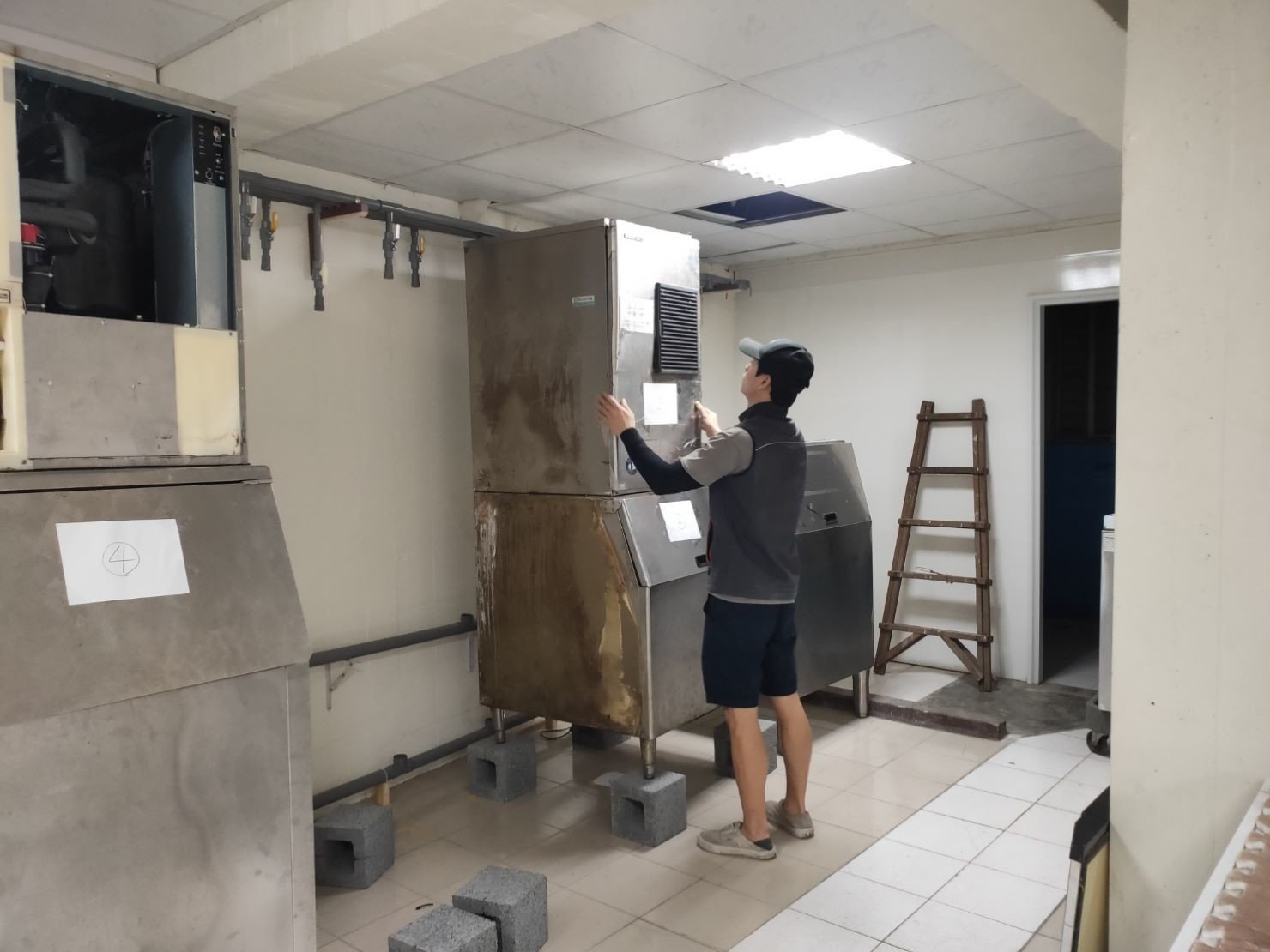 店面搬遷、重物搬運、搬生財器具、大型廚房設備搬運【榮福搬家公司】搬製冰機、搬臥式冰櫃、廠房遷移、中央廚房搬遷、搬洗衣機、搬披薩窯、精搬金庫、搬保險櫃、精搬魚缸、精搬鋼琴、廚具設備搬運、搬工計時、人力搬運、搬運、床墊搬運、搬營業用冰箱、冰箱搬運、搬家首選、吊掛搬運、搬公司行號、特殊重物搬運、專搬重物、新北搬家推薦、搬家公司、基隆搬家、南港搬家、桃園搬家公司、台北搬家公司推薦:大台北搬家,精緻包裝搬運「細膩包裝、專業搬運、用心服務、以客為尊」是榮福搬家公司的宗旨與精神。歡迎立即來電02-2651-2727專人服務。 店面搬遷、重物搬運、搬生財器具、大型廚房設備搬運【榮福搬家公司】搬製冰機、搬臥式冰櫃、廠房遷移、中央廚房搬遷、搬洗衣機、搬披薩窯、精搬金庫、搬保險櫃、精搬魚缸、精搬鋼琴、廚具設備搬運、搬工計時、人力搬運、搬運、床墊搬運、搬營業用冰箱、冰箱搬運、搬家首選、吊掛搬運、搬公司行號、特殊重物搬運、專搬重物、新北搬家推薦、搬家公司、基隆搬家、南港搬家、桃園搬家公司、台北搬家公司推薦:大台北搬家,精緻包裝搬運「細膩包裝、專業搬運、用心服務、以客為尊」是榮福搬家公司的宗旨與精神。歡迎立即來電02-2651-2727專人服務。