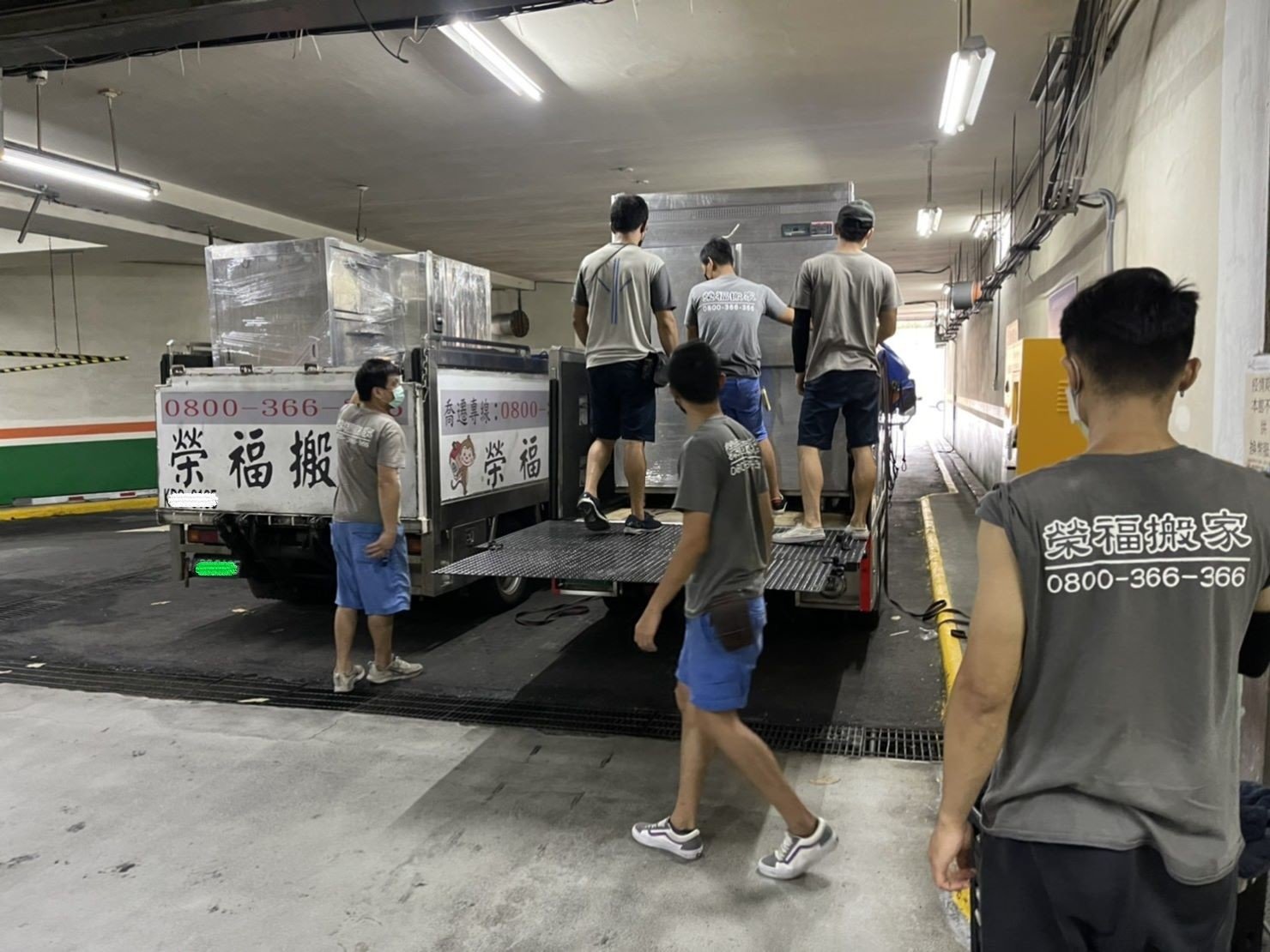 店面搬遷、搬家公司推薦、台北搬家推薦【榮福搬家公司】搬生財器具、搬冷凍櫃、搬冷藏冰箱、大型爐台搬運、搬窯烤爐、搬營業用蒸烤箱、南港搬家、桃園搬家公司推薦、新北搬家公司推薦、百貨公司進撤櫃、專櫃進撤櫃、企業搬運服務、搬公司行號、廠房遷移、搬精密儀器、公司行號搬遷、政府機關搬遷、百貨專櫃遷移、學校單位搬遷、大型設備搬遷、搬大型廚房設備、中央廚房搬遷、搬營業用冰箱、搬營業用製冰機、三層營業用烤箱搬運、搬工作檯冰箱、搬工計時、搬工服務、人力搬運,針對顧客都秉持以用心實在專業搬家技巧,搬家實在用心值得您的信賴與選擇。歡迎來電咨詢02-2651-2727,榮福搬家有專員立即為您服務。 店面搬遷、搬家公司推薦、台北搬家推薦【榮福搬家公司】搬生財器具、搬冷凍櫃、搬冷藏冰箱、大型爐台搬運、搬窯烤爐、搬營業用蒸烤箱、南港搬家、桃園搬家公司推薦、新北搬家公司推薦、百貨公司進撤櫃、專櫃進撤櫃、企業搬運服務、搬公司行號、廠房遷移、搬精密儀器、公司行號搬遷、政府機關搬遷、百貨專櫃遷移、學校單位搬遷、大型設備搬遷、搬大型廚房設備、中央廚房搬遷、搬營業用冰箱、搬營業用製冰機、三層營業用烤箱搬運、搬工作檯冰箱、搬工計時、搬工服務、人力搬運,針對顧客都秉持以用心實在專業搬家技巧,搬家實在用心值得您的信賴與選擇。歡迎來電咨詢02-2651-2727,榮福搬家有專員立即為您服務。