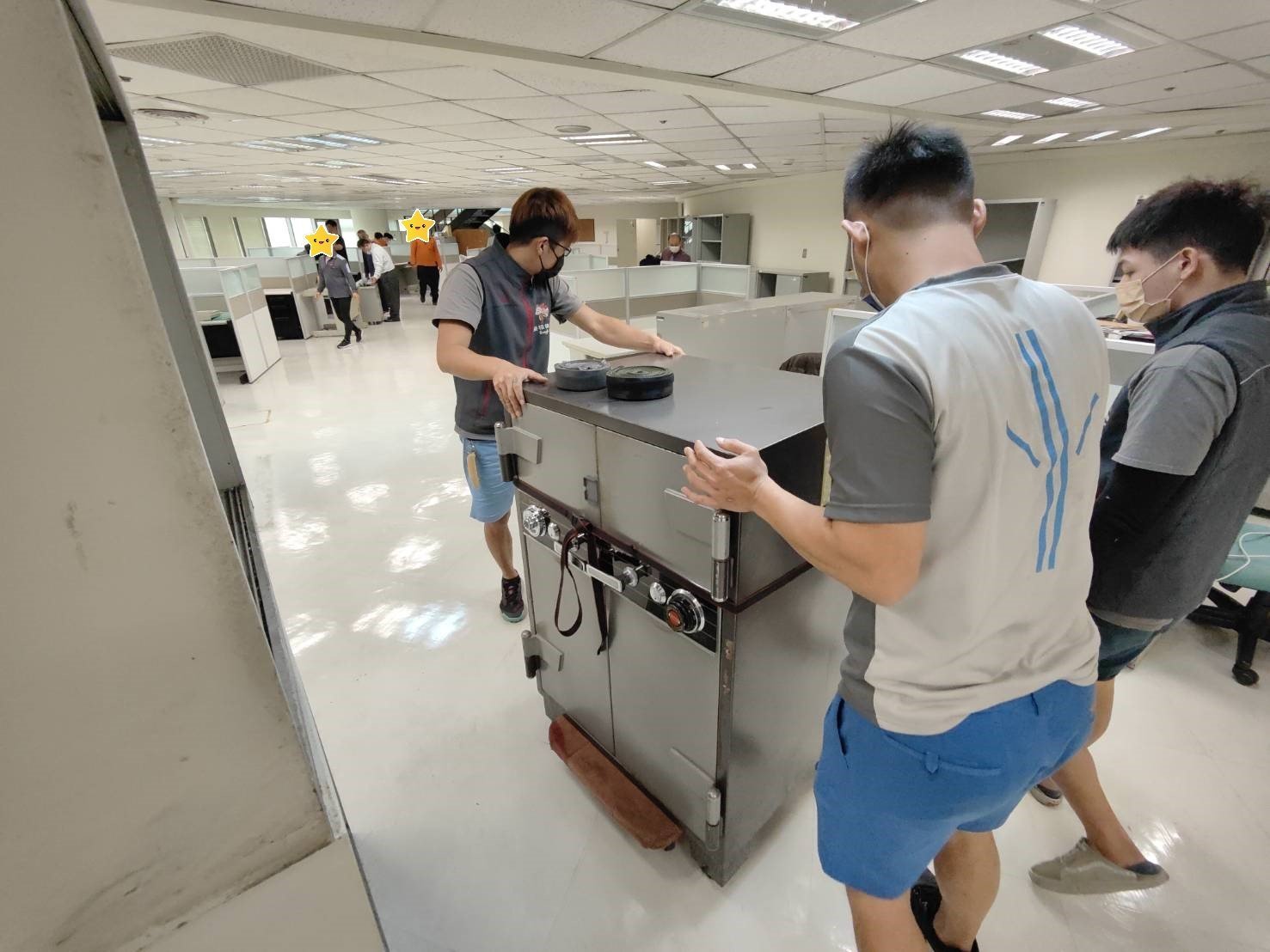 搬家公司推薦、台北辦公室搬遷推薦【榮福搬家公司】 南港辦公室搬遷、桃園辦公室搬遷、新北辦公室搬遷、基隆辦公室搬遷、辦公室同棟不同樓搬工、桃園同棟不同樓搬工、新北同棟不同樓搬工、內湖同棟不同樓搬工、台北同棟不同區塊工搬、新北同棟不同區塊工搬、內湖同棟不同區塊工搬、桃園同棟不同區塊工搬、保險箱、金庫搬運、搬活動櫃、搬公文櫃、搬保密櫃、搬辦公桌、旋轉椅、辦公椅、搬資料櫃、辦公室遷移、搬會客桌、碎紙機、印表機、搬玻璃櫥櫃、會議桌搬運、OA屏風拆裝搬遷、事務機搬運、搬電腦設備、公司行號搬遷、政府機關搬遷、學校單位搬遷、精緻包裝、搬家紙箱、搬鐵櫃、搬保密文件、保密文件銷毀、搬工計時、搬工服務、人力搬運,針對顧客都秉持以用心實在專業搬家技巧,搬家實在用心值得您的信賴與選擇。歡迎來電咨詢02-2651-2727,榮福搬家有專員立即為您服務。 搬家公司推薦、台北辦公室搬遷推薦【榮福搬家公司】 南港辦公室搬遷、桃園辦公室搬遷、新北辦公室搬遷、基隆辦公室搬遷、辦公室同棟不同樓搬工、桃園同棟不同樓搬工、新北同棟不同樓搬工、內湖同棟不同樓搬工、台北同棟不同區塊工搬、新北同棟不同區塊工搬、內湖同棟不同區塊工搬、桃園同棟不同區塊工搬、保險箱、金庫搬運、搬活動櫃、搬公文櫃、搬保密櫃、搬辦公桌、旋轉椅、辦公椅、搬資料櫃、辦公室遷移、搬會客桌、碎紙機、印表機、搬玻璃櫥櫃、會議桌搬運、OA屏風拆裝搬遷、事務機搬運、搬電腦設備、公司行號搬遷、政府機關搬遷、學校單位搬遷、精緻包裝、搬家紙箱、搬鐵櫃、搬保密文件、保密文件銷毀、搬工計時、搬工服務、人力搬運,針對顧客都秉持以用心實在專業搬家技巧,搬家實在用心值得您的信賴與選擇。歡迎來電咨詢02-2651-2727,榮福搬家有專員立即為您服務。