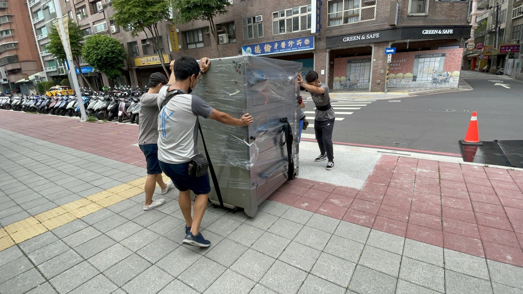 店面搬遷、搬家公司推薦、台北搬家推薦【榮福搬家公司】搬生財器具、搬冷凍櫃、搬冷藏冰箱、大型爐台搬運、搬窯烤爐、搬營業用蒸烤箱、南港搬家、桃園搬家公司推薦、新北搬家公司推薦、百貨公司進撤櫃、專櫃進撤櫃、企業搬運服務、搬公司行號、廠房遷移、搬精密儀器、公司行號搬遷、政府機關搬遷、百貨專櫃遷移、學校單位搬遷、大型設備搬遷、搬大型廚房設備、中央廚房搬遷、搬營業用冰箱、搬營業用製冰機、三層營業用烤箱搬運、搬工作檯冰箱、搬工計時、搬工服務、人力搬運,針對顧客都秉持以用心實在專業搬家技巧,搬家實在用心值得您的信賴與選擇。歡迎來電咨詢02-2651-2727,榮福搬家有專員立即為您服務。 店面搬遷、搬家公司推薦、台北搬家推薦【榮福搬家公司】搬生財器具、搬冷凍櫃、搬冷藏冰箱、大型爐台搬運、搬窯烤爐、搬營業用蒸烤箱、南港搬家、桃園搬家公司推薦、新北搬家公司推薦、百貨公司進撤櫃、專櫃進撤櫃、企業搬運服務、搬公司行號、廠房遷移、搬精密儀器、公司行號搬遷、政府機關搬遷、百貨專櫃遷移、學校單位搬遷、大型設備搬遷、搬大型廚房設備、中央廚房搬遷、搬營業用冰箱、搬營業用製冰機、三層營業用烤箱搬運、搬工作檯冰箱、搬工計時、搬工服務、人力搬運,針對顧客都秉持以用心實在專業搬家技巧,搬家實在用心值得您的信賴與選擇。歡迎來電咨詢02-2651-2727,榮福搬家有專員立即為您服務。
