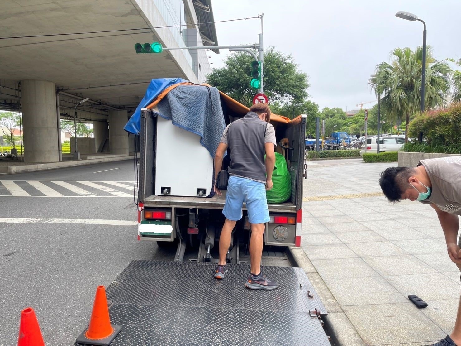廠房遷移、搬重物【榮福搬家公司】公司行號搬遷、搬玻璃、搬石椅、搬石頭桌、搬披薩窯、精搬金庫、搬保險櫃、精搬魚缸、精搬鋼琴、搬醫療床、大型健身器材搬運、大型廚具設備搬運、各式各樣機台搬運、跨縣市搬家、搬工計時、人力搬運、搬運、搬床墊、營業用冰箱搬運、大型家具運送、重物搬運首選、吊掛搬運、吊家具搬運、特殊重物搬運、專搬重物、重物搬運器、手動油壓拖板車、新北搬家推薦、搬家公司、基隆搬家、南港搬家、桃園搬家公司、台北搬家公司推薦:大台北搬家,精緻包裝搬運「細膩包裝、專業搬運、用心服務、以客為尊」是榮福搬家公司的宗旨與精神。歡迎立即來電02-2651-2727專人服務。 廠房遷移、搬重物【榮福搬家公司】公司行號搬遷、搬玻璃、搬石椅、搬石頭桌、搬披薩窯、精搬金庫、搬保險櫃、精搬魚缸、精搬鋼琴、搬醫療床、大型健身器材搬運、大型廚具設備搬運、各式各樣機台搬運、跨縣市搬家、搬工計時、人力搬運、搬運、搬床墊、營業用冰箱搬運、大型家具運送、重物搬運首選、吊掛搬運、吊家具搬運、特殊重物搬運、專搬重物、重物搬運器、手動油壓拖板車、新北搬家推薦、搬家公司、基隆搬家、南港搬家、桃園搬家公司、台北搬家公司推薦:大台北搬家,精緻包裝搬運「細膩包裝、專業搬運、用心服務、以客為尊」是榮福搬家公司的宗旨與精神。歡迎立即來電02-2651-2727專人服務。