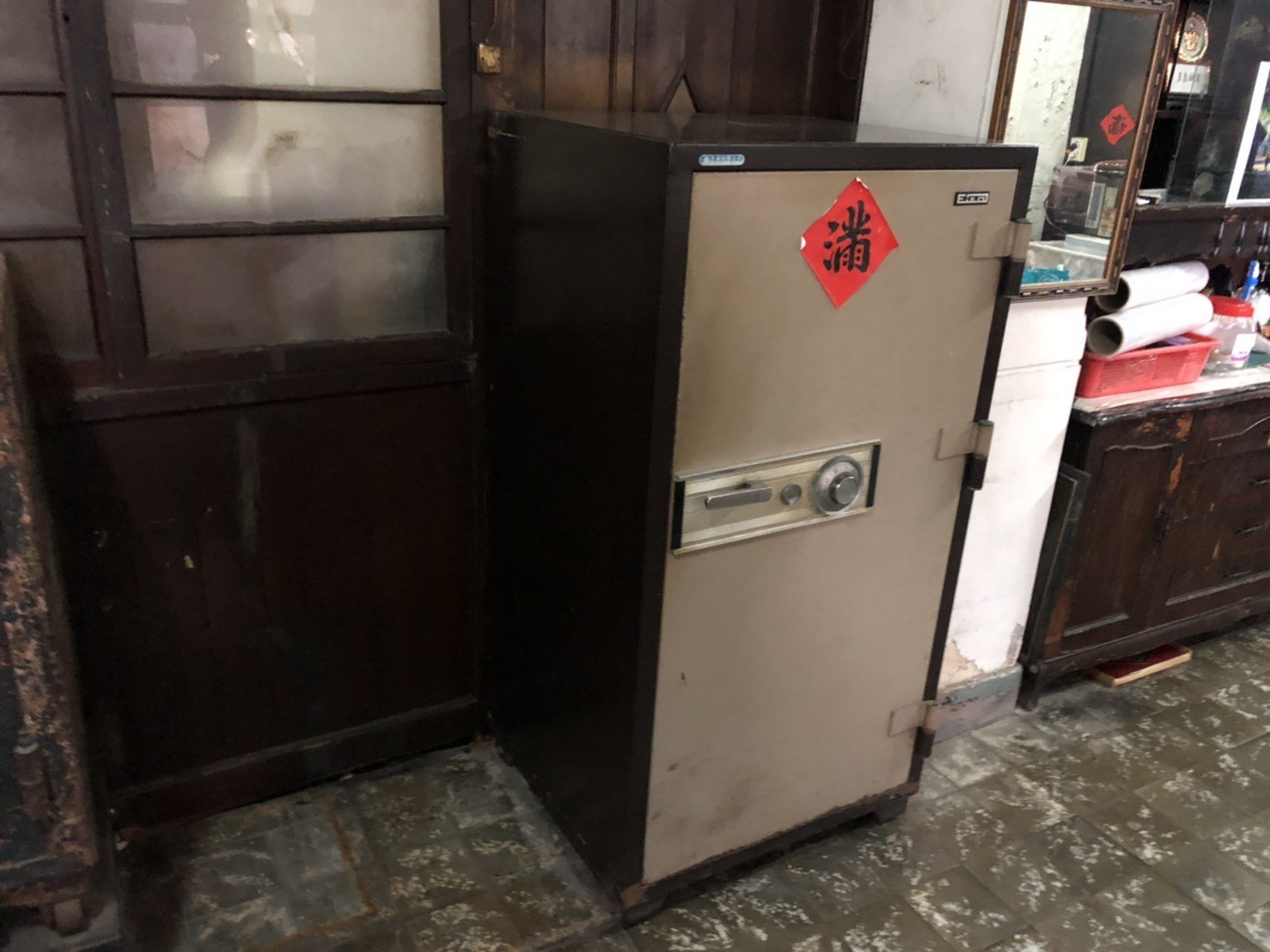 搬金庫【榮福搬家公司】搬家公司首選、台北搬家、新北搬家公司推薦:搬金庫、保險櫃搬運、搬重物、搬佛像、玉石、原石等搬運服務,包裝搬運、打包裝箱「細膩包裝、專業搬運、用心服務、以客為尊」是榮福搬家公司的宗旨與精神。歡迎立即來電02-2651-2727專人服務。 搬金庫【榮福搬家公司】搬家公司首選、台北搬家、新北搬家公司推薦:搬金庫、保險櫃搬運、搬重物、搬佛像、玉石、原石等搬運服務,包裝搬運、打包裝箱「細膩包裝、專業搬運、用心服務、以客為尊」是榮福搬家公司的宗旨與精神。歡迎立即來電02-2651-2727專人服務。