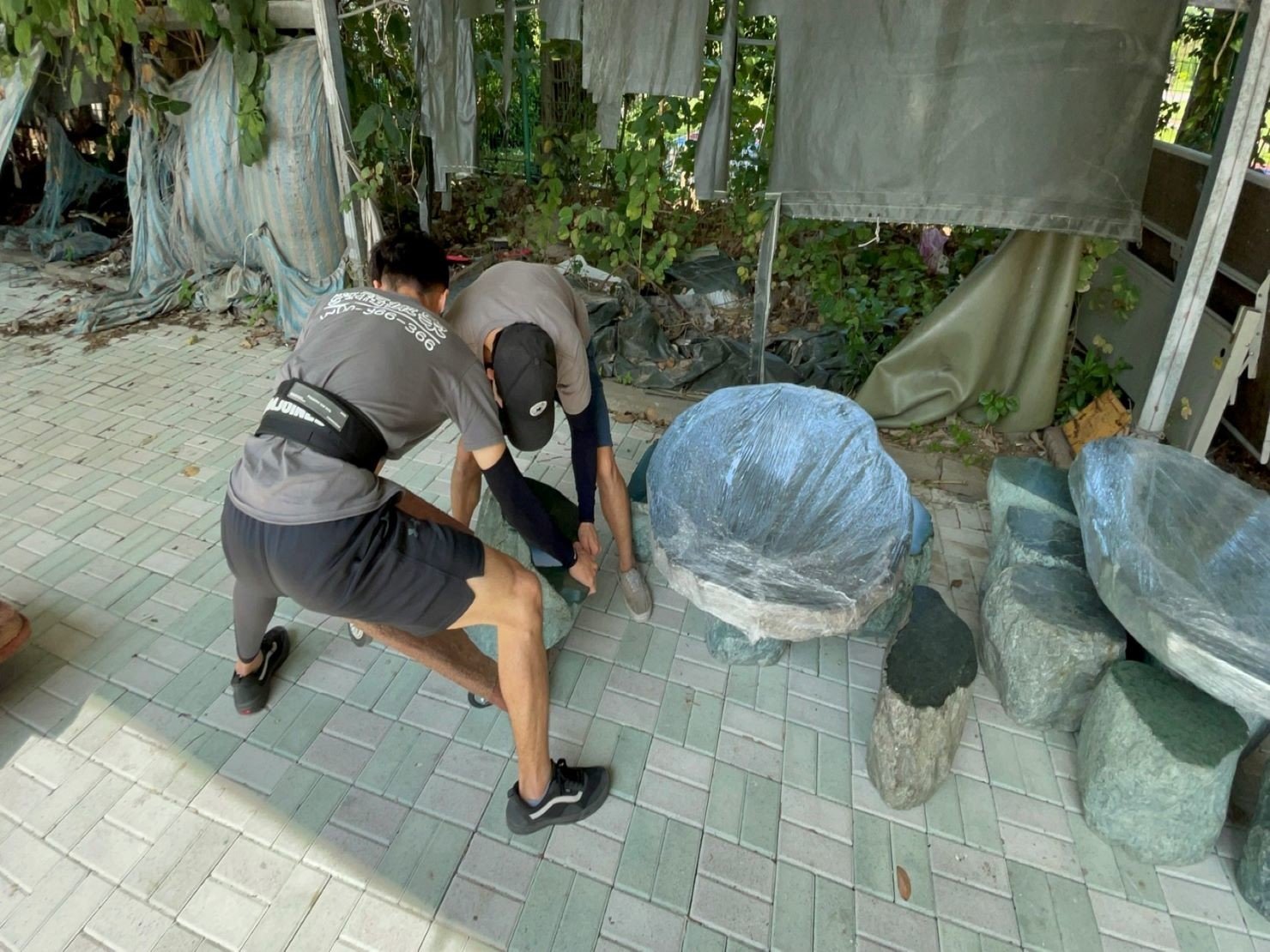 搬庭園造景設計景觀石桌椅【榮福搬家公司】石墩搬運、搬石桌椅、搬石頭桌椅、搬重物藝術品、搬家首選、吊掛搬運、吊家具搬運、特殊重物搬運、專搬重物、新北搬家推薦、搬家公司、基隆搬家、南港搬家、桃園搬家、板橋搬家、桃園搬家公司、台北搬家公司推薦、大台北搬家,各項搬家、搬運「細膩包裝、專業搬家及搬運、用心服務、以客為尊」是榮福搬家公司的宗旨與精神。歡迎立即來電02-2651-2727專人服務。 搬庭園造景設計景觀石桌椅【榮福搬家公司】石墩搬運、搬石桌椅、搬石頭桌椅、搬重物藝術品、搬家首選、吊掛搬運、吊家具搬運、特殊重物搬運、專搬重物、新北搬家推薦、搬家公司、基隆搬家、南港搬家、桃園搬家、板橋搬家、桃園搬家公司、台北搬家公司推薦、大台北搬家,各項搬家、搬運「細膩包裝、專業搬家及搬運、用心服務、以客為尊」是榮福搬家公司的宗旨與精神。歡迎立即來電02-2651-2727專人服務。