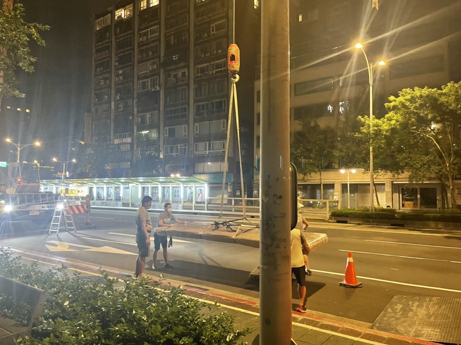 只需搬一件家具?搬運單一家具【榮福搬家公司】大型實木會議桌、雕刻品、木雕神像、木雕刻藝術品、按摩椅搬運、搬神明桌、家庭搬家、跨縣市搬家、搬工計時、專業吊掛搬運、搬搬家首選、特殊重物搬運、專搬重物、搬重物技巧、新北搬家公司推薦、搬家車、搬家公司、基隆搬家、南港搬家、桃園搬家公司推薦、台北搬家公司推薦:大台北搬家,精緻包裝搬運「細膩包裝、專業搬運、用心服務、以客為尊」是榮福搬家公司的宗旨與精神。歡迎立即來電02-2651-2727專人服務。 只需搬一件家具?搬運單一家具【榮福搬家公司】大型實木會議桌、雕刻品、木雕神像、木雕刻藝術品、按摩椅搬運、搬神明桌、家庭搬家、跨縣市搬家、搬工計時、專業吊掛搬運、搬搬家首選、特殊重物搬運、專搬重物、搬重物技巧、新北搬家公司推薦、搬家車、搬家公司、基隆搬家、南港搬家、桃園搬家公司推薦、台北搬家公司推薦:大台北搬家,精緻包裝搬運「細膩包裝、專業搬運、用心服務、以客為尊」是榮福搬家公司的宗旨與精神。歡迎立即來電02-2651-2727專人服務。