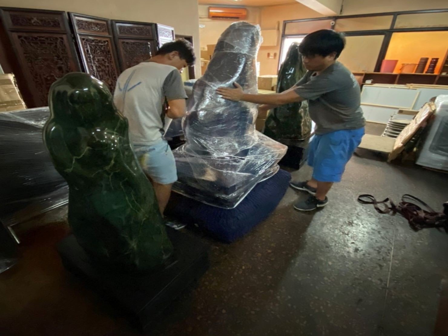 台北搬家推薦【榮福搬家】重物搬運、搬玉石,值得您來選擇:玉石-先套上一層日式布套,再以膠膜層層包裹,達到雙層防護 台北搬家推薦【榮福搬家】重物搬運、搬玉石,值得您來選擇:玉石-先套上一層日式布套,再以膠膜層層包裹,達到雙層防護