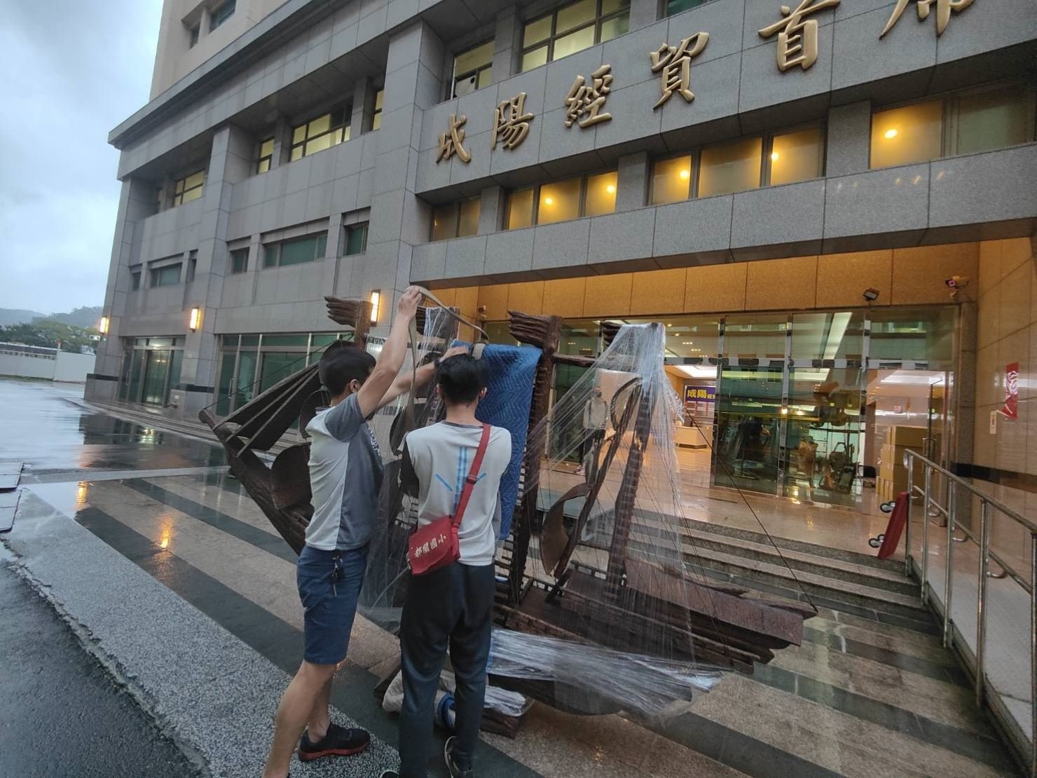 只需吊掛作業?不需用搬家貨車載運?只需搬運單一木雕藝術品【榮福搬家公司】木雕刻品吊掛作業、木雕神像吊掛、木雕刻藝術品吊掛、辦公室大型藝術品搬運、公司行號大型物品吊掛作業、辦公室搬遷、公司行號搬遷、搬工計時、搬家首選、特殊重物搬運、專搬重物、搬重物技巧、新北搬家公司推薦、搬家車、搬家公司、基隆搬家、南港搬家、桃園搬家公司推薦、台北搬家公司推薦:大台北搬家,精緻包裝搬運「細膩包裝、專業搬運、用心服務、以客為尊」是榮福搬家公司的宗旨與精神。歡迎立即來電02-2651-2727專人服務。 只需吊掛作業?不需用搬家貨車載運?只需搬運單一木雕藝術品【榮福搬家公司】木雕刻品吊掛作業、木雕神像吊掛、木雕刻藝術品吊掛、辦公室大型藝術品搬運、公司行號大型物品吊掛作業、辦公室搬遷、公司行號搬遷、搬工計時、搬家首選、特殊重物搬運、專搬重物、搬重物技巧、新北搬家公司推薦、搬家車、搬家公司、基隆搬家、南港搬家、桃園搬家公司推薦、台北搬家公司推薦:大台北搬家,精緻包裝搬運「細膩包裝、專業搬運、用心服務、以客為尊」是榮福搬家公司的宗旨與精神。歡迎立即來電02-2651-2727專人服務。