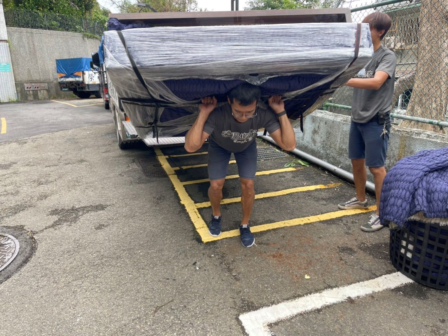 台北搬家吊掛搬運∣南港搬家吊掛搬運∣新北搬家吊掛搬運∣雙北搬家吊掛搬運∣汐止搬家吊掛搬運∣五股搬家吊掛搬運∣中永和搬家吊掛搬運∣板橋搬家吊掛搬運∣桃園搬家吊掛搬運推薦【榮福搬家】屬專業搬家細膩運唯一首選,累積20年各式各樣特殊重物的搬運經驗,專業敏捷快速完成您的各項搬運任務。榮福搬家具備精緻包裝搬運「細膩包裝、專業搬運、用心服務、以客為尊」是榮福搬家公司的宗旨與精神。歡迎立即來電02-2651-2727專人服務。 台北搬家吊掛搬運∣南港搬家吊掛搬運∣新北搬家吊掛搬運∣雙北搬家吊掛搬運∣汐止搬家吊掛搬運∣五股搬家吊掛搬運∣中永和搬家吊掛搬運∣板橋搬家吊掛搬運∣桃園搬家吊掛搬運推薦【榮福搬家】屬專業搬家細膩運唯一首選,累積20年各式各樣特殊重物的搬運經驗,專業敏捷快速完成您的各項搬運任務。榮福搬家具備精緻包裝搬運「細膩包裝、專業搬運、用心服務、以客為尊」是榮福搬家公司的宗旨與精神。歡迎立即來電02-2651-2727專人服務。
