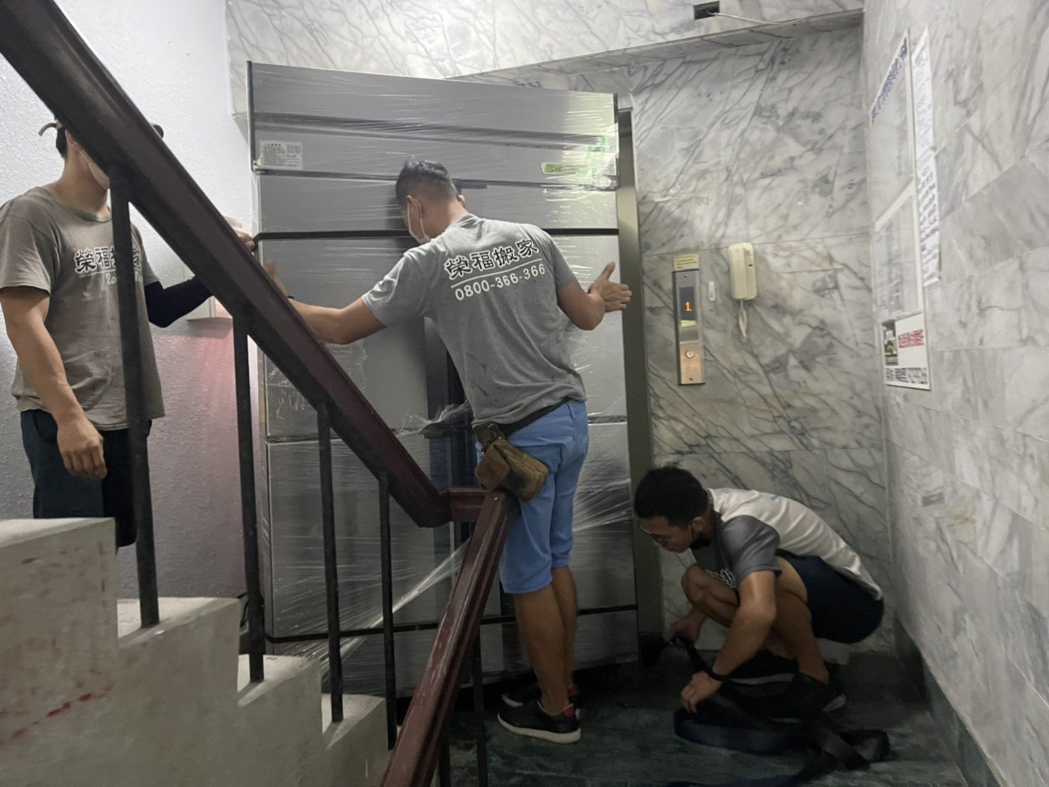 店面搬遷推薦【榮福搬家公司】|小型食品加工廠搬遷|搬營業用冰箱|四門營業用冰箱|搬生財器具、搬冷凍櫃、搬冷藏冰箱|搬冷藏工作臺|搬臥式冷凍櫃|百貨公司進撤櫃|台北搬營業用冰箱|新北搬營業用冰箱|五股搬營業用冰箱|中永和搬營業用冰箱|三重搬營業用冰箱|汐止搬營業用冰箱|林口搬營業用冰箱|人力搬運,針對顧客都秉持以用心實在專業搬家技巧,搬家實在用心值得您的信賴與選擇。歡迎來電咨詢02-2651-2727,榮福搬家有專員立即為您服務。 店面搬遷推薦【榮福搬家公司】|小型食品加工廠搬遷|搬營業用冰箱|四門營業用冰箱|搬生財器具、搬冷凍櫃、搬冷藏冰箱|搬冷藏工作臺|搬臥式冷凍櫃|百貨公司進撤櫃|台北搬營業用冰箱|新北搬營業用冰箱|五股搬營業用冰箱|中永和搬營業用冰箱|三重搬營業用冰箱|汐止搬營業用冰箱|林口搬營業用冰箱|人力搬運,針對顧客都秉持以用心實在專業搬家技巧,搬家實在用心值得您的信賴與選擇。歡迎來電咨詢02-2651-2727,榮福搬家有專員立即為您服務。