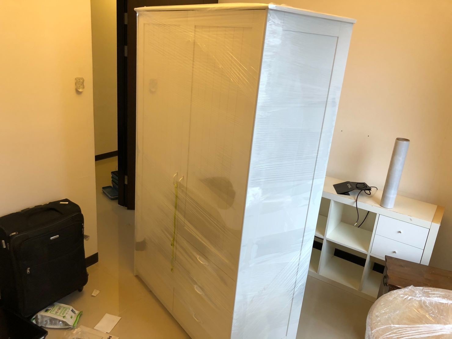 搬家推薦【榮福搬家公司】新北搬家公司、搬家口碑第一、台北搬家、新北搬家:五斗衣櫃以膠膜層層包裹,防刮、防塵、防水。 搬家推薦【榮福搬家公司】新北搬家公司、搬家口碑第一、台北搬家、新北搬家:五斗衣櫃以膠膜層層包裹,防刮、防塵、防水。