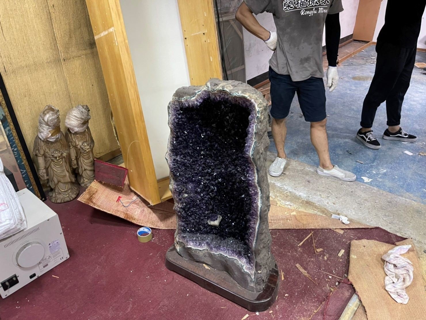 搬工計時、人工搬運、搬水晶洞【榮福搬家公司】特殊重物搬運、專搬重物、人力搬運、搬家首選、口碑第一、精搬金庫、搬保險櫃、精搬魚缸、跨縣市搬家、床墊搬運、搬床組、搬洗衣機、冰箱搬運、搬家具、搬展示木櫃、搬大理石桌、搬大型茶几、石墩搬運、搬置物櫃辦公桌、搬個人活動櫃、石頭搬運、搬神明桌、木製家具搬運、吊掛搬運、吊家具搬運、家庭搬家、辦公室遷移、公司行號搬遷、同棟不同樓層搬運、桃園搬家公司推薦、南港搬家、基隆搬家、新北搬家公司推薦、台北搬家公司推薦:大台北搬家,精緻包裝搬運「細膩包裝、專業搬運、用心服務、以客為尊」是榮福搬家公司的宗旨與精神。歡迎立即來電02-2651-2727專人服務。 搬工計時、人工搬運、搬水晶洞【榮福搬家公司】特殊重物搬運、專搬重物、人力搬運、搬家首選、口碑第一、精搬金庫、搬保險櫃、精搬魚缸、跨縣市搬家、床墊搬運、搬床組、搬洗衣機、冰箱搬運、搬家具、搬展示木櫃、搬大理石桌、搬大型茶几、石墩搬運、搬置物櫃辦公桌、搬個人活動櫃、石頭搬運、搬神明桌、木製家具搬運、吊掛搬運、吊家具搬運、家庭搬家、辦公室遷移、公司行號搬遷、同棟不同樓層搬運、桃園搬家公司推薦、南港搬家、基隆搬家、新北搬家公司推薦、台北搬家公司推薦:大台北搬家,精緻包裝搬運「細膩包裝、專業搬運、用心服務、以客為尊」是榮福搬家公司的宗旨與精神。歡迎立即來電02-2651-2727專人服務。