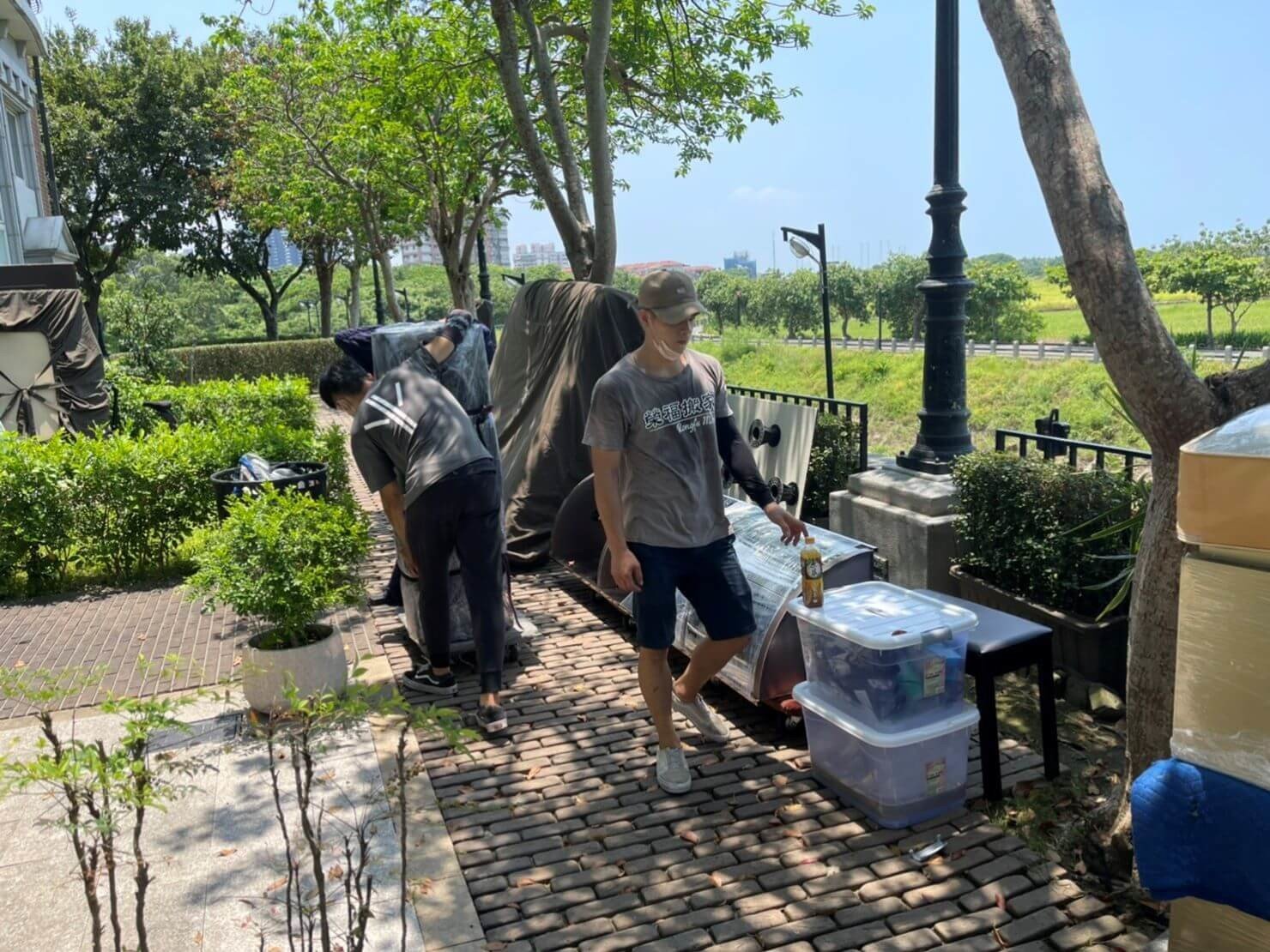 搬家公司推薦、新北搬家推薦【榮福搬家公司】南港搬家、桃園搬家公司推薦、台北搬家公司推薦、大型家具搬運、搬家具、冰箱搬運、基隆搬家、搬家電、大型家電搬運、床墊搬運、搬家車、家庭搬家、搬工、搬運、搬家紙箱、跨縣市搬家、單件家具運送、搬家估價、搬家首選,搬家達人,吊掛搬運、吊家具搬運、台北搬家公司推薦:大台北搬家,精緻包裝搬運「細膩包裝、專業搬運、用心服務、以客為尊」是榮福搬家公司的宗旨與精神。歡迎立即來電02-2651-2727專人服務。 搬家公司推薦、新北搬家推薦【榮福搬家公司】南港搬家、桃園搬家公司推薦、台北搬家公司推薦、大型家具搬運、搬家具、冰箱搬運、基隆搬家、搬家電、大型家電搬運、床墊搬運、搬家車、家庭搬家、搬工、搬運、搬家紙箱、跨縣市搬家、單件家具運送、搬家估價、搬家首選,搬家達人,吊掛搬運、吊家具搬運、台北搬家公司推薦:大台北搬家,精緻包裝搬運「細膩包裝、專業搬運、用心服務、以客為尊」是榮福搬家公司的宗旨與精神。歡迎立即來電02-2651-2727專人服務。