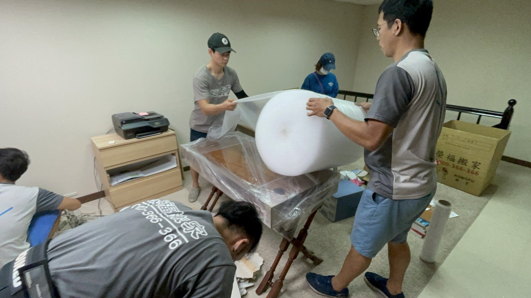 專搬重物、搬家公司推薦、新北搬家公司推薦【榮福搬家公司】基隆搬家、南港搬家、桃園搬家公司推薦、家庭搬家、精緻搬家、精緻包裝、打包裝箱、跨縣市搬家、搬工計時、人工搬運、床墊搬運、冰箱搬運、搬家具、搬家首選、吊掛搬運、吊家具搬運、搬家紙箱、氣泡捲、膠膜、黃色透明膠帶、大型家具搬運、搬木製家具、搬大理石桌、台北搬家公司推薦:大台北搬家,精緻包裝搬運「細膩包裝、專業搬運、用心服務、以客為尊」是榮福搬家公司的宗旨與精神。歡迎立即來電02-2651-2727專人服務。 專搬重物、搬家公司推薦、新北搬家公司推薦【榮福搬家公司】基隆搬家、南港搬家、桃園搬家公司推薦、家庭搬家、精緻搬家、精緻包裝、打包裝箱、跨縣市搬家、搬工計時、人工搬運、床墊搬運、冰箱搬運、搬家具、搬家首選、吊掛搬運、吊家具搬運、搬家紙箱、氣泡捲、膠膜、黃色透明膠帶、大型家具搬運、搬木製家具、搬大理石桌、台北搬家公司推薦:大台北搬家,精緻包裝搬運「細膩包裝、專業搬運、用心服務、以客為尊」是榮福搬家公司的宗旨與精神。歡迎立即來電02-2651-2727專人服務。
