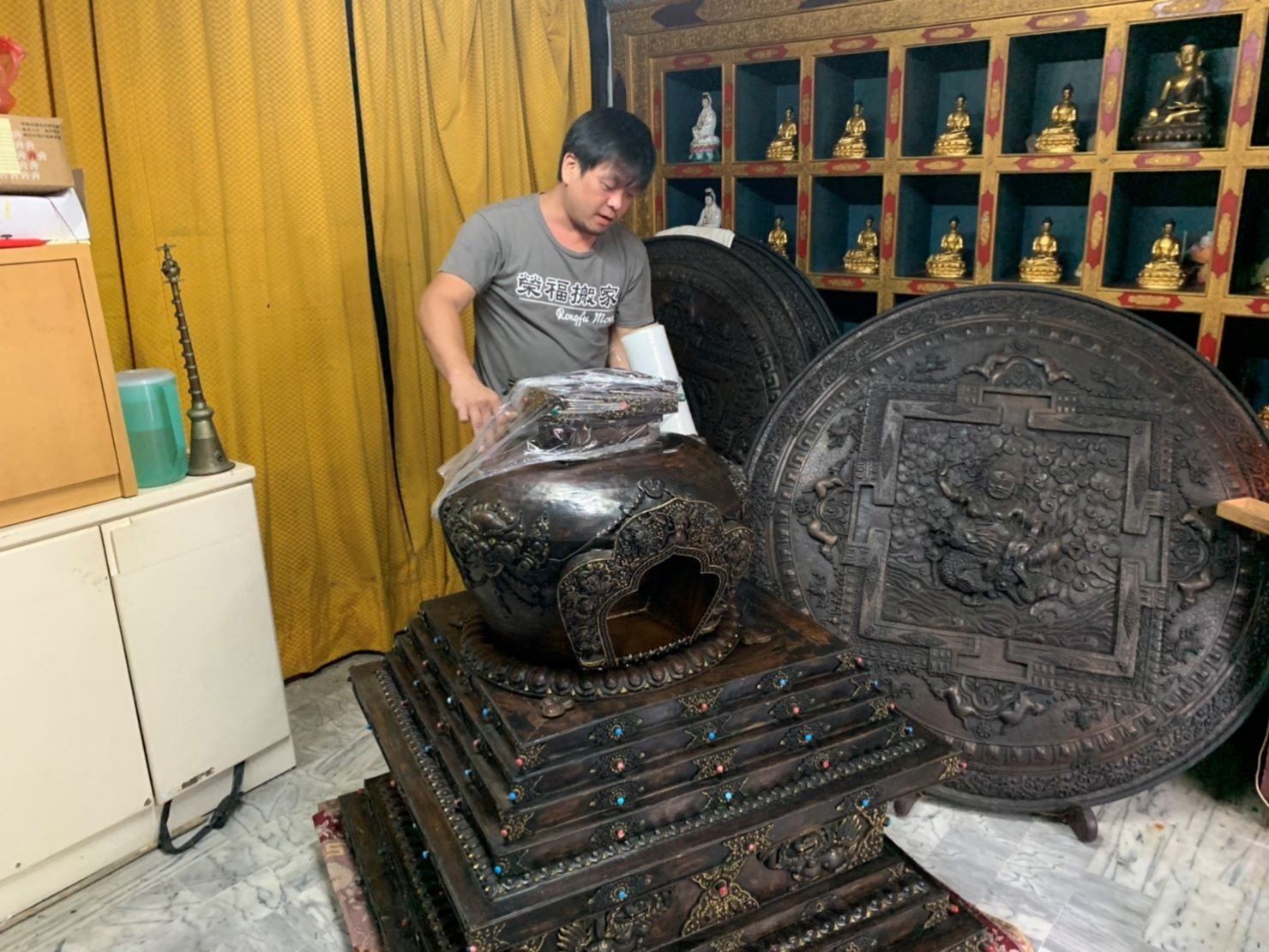 新北搬家公司推薦【榮福搬家公司】值得您來選擇:佛像分疊包裝與搬運也是以最高品質來做服務。 新北搬家公司推薦【榮福搬家公司】值得您來選擇:佛像分疊包裝與搬運也是以最高品質來做服務。
