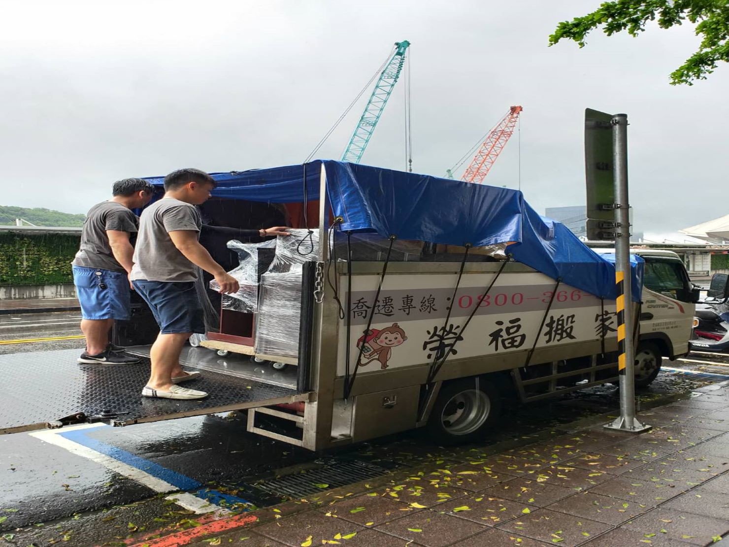 台北搬家【榮福搬家】搬家推薦給您最優質、最安全的搬遷服務:做好搬家物品、家具防護讓客戶看的到的安心、放心 台北搬家【榮福搬家】搬家推薦給您最優質、最安全的搬遷服務:做好搬家物品、家具防護讓客戶看的到的安心、放心