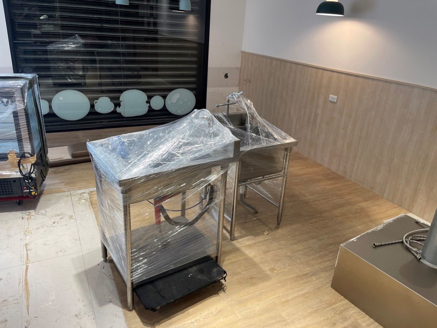 店面搬遷、搬家公司推薦、台北搬家推薦【榮福搬家公司】搬生財器具、搬冷凍櫃、搬冷藏冰箱、搬蛋糕櫃、搬冷藏工作臺、搬臥式冷凍櫃、搬工作檯、搬營業用蒸烤箱、南港搬家、桃園搬家公司推薦、新北搬家公司推薦、百貨公司進撤櫃、專櫃進撤櫃、企業搬運服務、搬公司行號、廠房遷移、公司行號搬遷、政府機關搬遷、百貨專櫃遷移、學校單位搬遷、大型設備搬遷、搬大型廚房設備、中央廚房搬遷、搬營業用冰箱、搬營業用製冰機、三層營業用烤箱搬運、搬工計時、搬工服務、人力搬運,針對顧客都秉持以用心實在專業搬家技巧,搬家實在用心值得您的信賴與選擇。歡迎來電咨詢02-2651-2727,榮福搬家有專員立即為您服務。 店面搬遷、搬家公司推薦、台北搬家推薦【榮福搬家公司】搬生財器具、搬冷凍櫃、搬冷藏冰箱、搬蛋糕櫃、搬冷藏工作臺、搬臥式冷凍櫃、搬工作檯、搬營業用蒸烤箱、南港搬家、桃園搬家公司推薦、新北搬家公司推薦、百貨公司進撤櫃、專櫃進撤櫃、企業搬運服務、搬公司行號、廠房遷移、公司行號搬遷、政府機關搬遷、百貨專櫃遷移、學校單位搬遷、大型設備搬遷、搬大型廚房設備、中央廚房搬遷、搬營業用冰箱、搬營業用製冰機、三層營業用烤箱搬運、搬工計時、搬工服務、人力搬運,針對顧客都秉持以用心實在專業搬家技巧,搬家實在用心值得您的信賴與選擇。歡迎來電咨詢02-2651-2727,榮福搬家有專員立即為您服務。