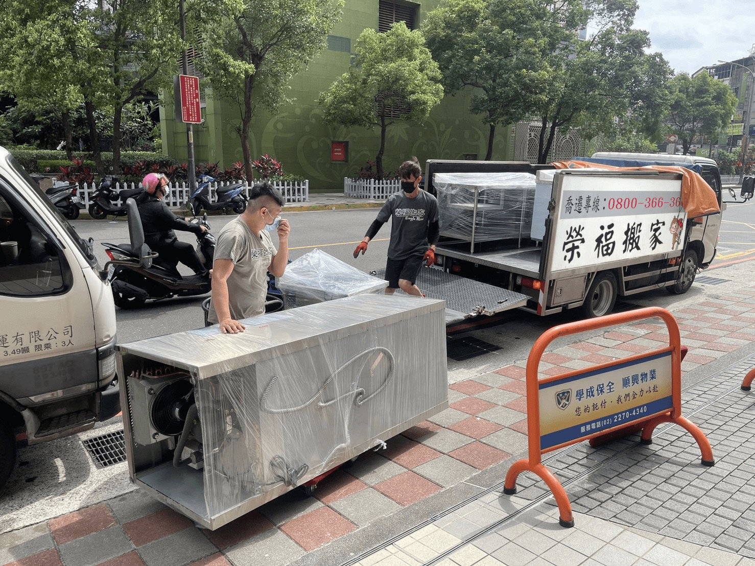 店面搬遷、搬家公司推薦、台北搬家推薦【榮福搬家公司】搬生財器具、搬冷凍櫃、搬冷藏冰箱、搬蛋糕櫃、搬冷藏工作臺、搬臥式冷凍櫃、搬工作檯、搬營業用蒸烤箱、南港搬家、桃園搬家公司推薦、新北搬家公司推薦、百貨公司進撤櫃、專櫃進撤櫃、企業搬運服務、搬公司行號、廠房遷移、公司行號搬遷、政府機關搬遷、百貨專櫃遷移、學校單位搬遷、大型設備搬遷、搬大型廚房設備、中央廚房搬遷、搬營業用冰箱、搬營業用製冰機、三層營業用烤箱搬運、搬工計時、搬工服務、人力搬運,針對顧客都秉持以用心實在專業搬家技巧,搬家實在用心值得您的信賴與選擇。歡迎來電咨詢02-2651-2727,榮福搬家有專員立即為您服務。 店面搬遷、搬家公司推薦、台北搬家推薦【榮福搬家公司】搬生財器具、搬冷凍櫃、搬冷藏冰箱、搬蛋糕櫃、搬冷藏工作臺、搬臥式冷凍櫃、搬工作檯、搬營業用蒸烤箱、南港搬家、桃園搬家公司推薦、新北搬家公司推薦、百貨公司進撤櫃、專櫃進撤櫃、企業搬運服務、搬公司行號、廠房遷移、公司行號搬遷、政府機關搬遷、百貨專櫃遷移、學校單位搬遷、大型設備搬遷、搬大型廚房設備、中央廚房搬遷、搬營業用冰箱、搬營業用製冰機、三層營業用烤箱搬運、搬工計時、搬工服務、人力搬運,針對顧客都秉持以用心實在專業搬家技巧,搬家實在用心值得您的信賴與選擇。歡迎來電咨詢02-2651-2727,榮福搬家有專員立即為您服務。