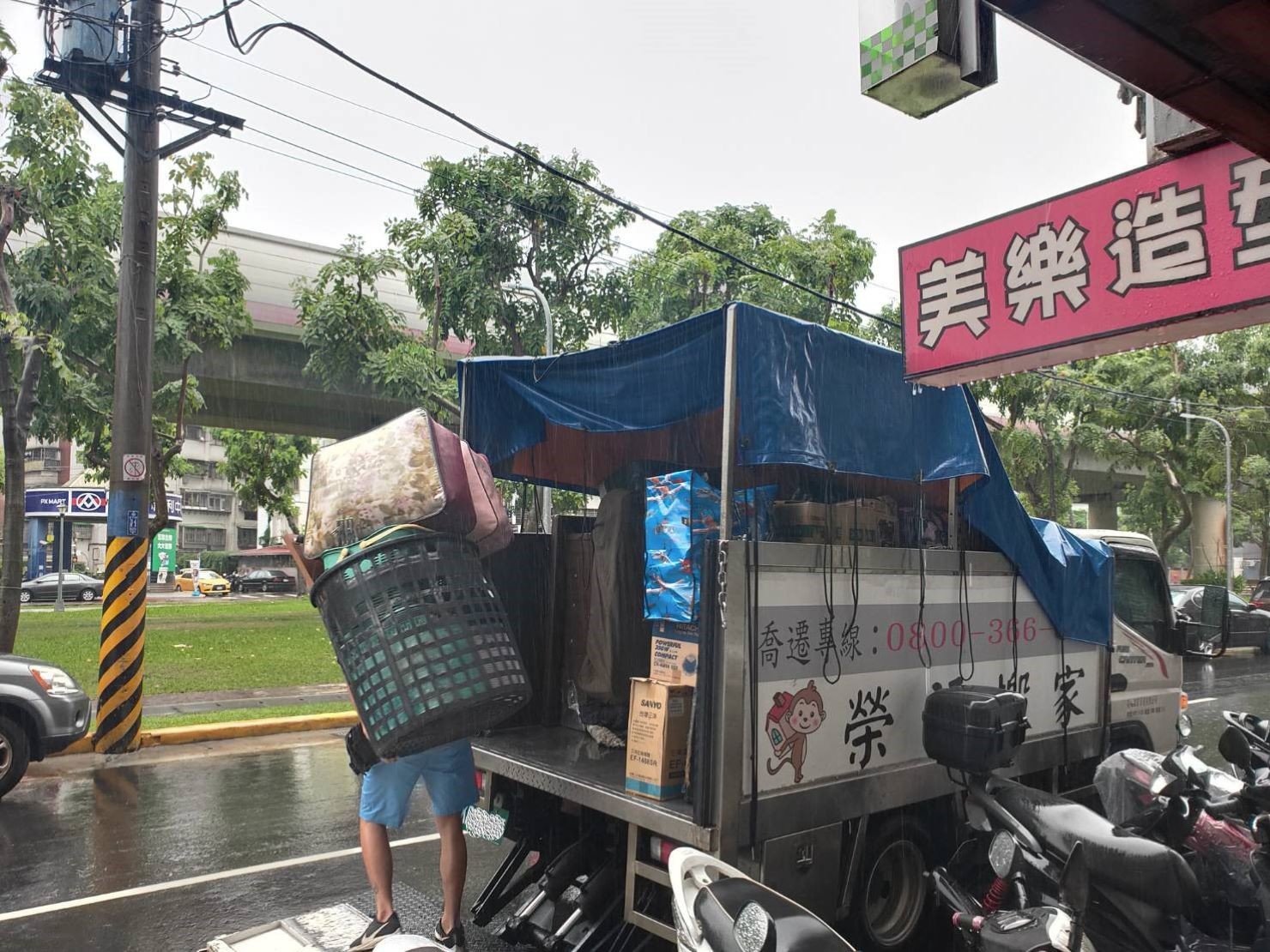 桃園搬家【榮福搬家公司】專業搬家、值得您來選擇:榮福搬家中型貨車皆備有擋雨帆布,即使遇到雨天搬家也不用擔心家具物件被雨水噴溼唷。 桃園搬家【榮福搬家公司】專業搬家、值得您來選擇:榮福搬家中型貨車皆備有擋雨帆布,即使遇到雨天搬家也不用擔心家具物件被雨水噴溼唷。
