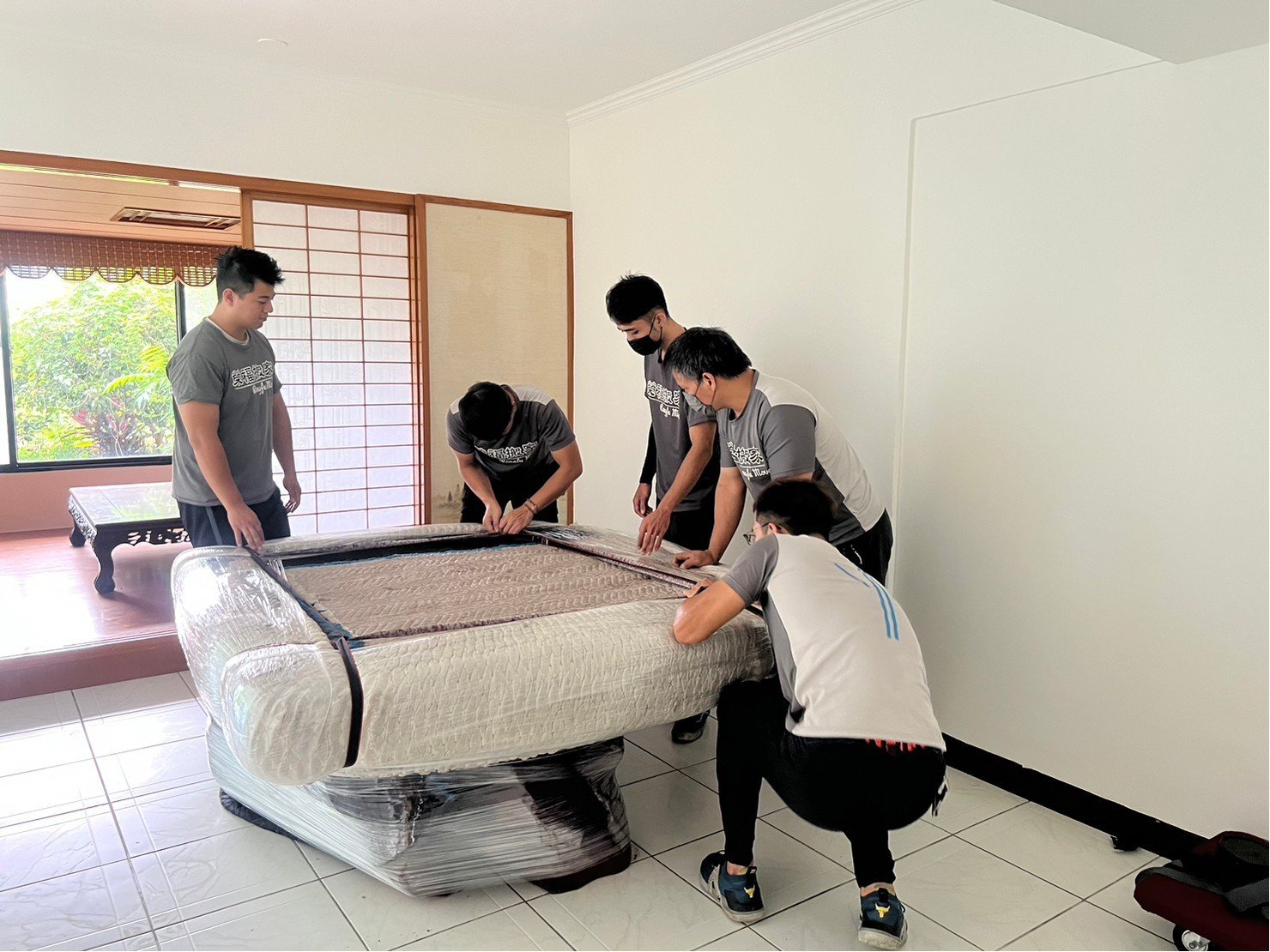 特殊搬運、搬重物【榮福搬家公司】單一家具搬運、原木桌、原木樹根茶桌、原木泡茶桌、實木桌、實木泡茶桌、專業搬運、進口原木餐桌、500公斤原木桌搬運、跨縣市搬家、搬工計時、人力搬運、搬家首選、吊掛搬運、特殊重物搬運、專搬重物、搬重物技巧、新北搬家公司推薦、搬家車、搬家公司、基隆搬家、南港搬家、桃園搬家公司推薦、台北搬家公司推薦:大台北搬家,精緻包裝搬運「細膩包裝、專業搬運、用心服務、以客為尊」是榮福搬家公司的宗旨與精神。歡迎立即來電02-2651-2727專人服務。 特殊搬運、搬重物【榮福搬家公司】單一家具搬運、原木桌、原木樹根茶桌、原木泡茶桌、實木桌、實木泡茶桌、專業搬運、進口原木餐桌、500公斤原木桌搬運、跨縣市搬家、搬工計時、人力搬運、搬家首選、吊掛搬運、特殊重物搬運、專搬重物、搬重物技巧、新北搬家公司推薦、搬家車、搬家公司、基隆搬家、南港搬家、桃園搬家公司推薦、台北搬家公司推薦:大台北搬家,精緻包裝搬運「細膩包裝、專業搬運、用心服務、以客為尊」是榮福搬家公司的宗旨與精神。歡迎立即來電02-2651-2727專人服務。