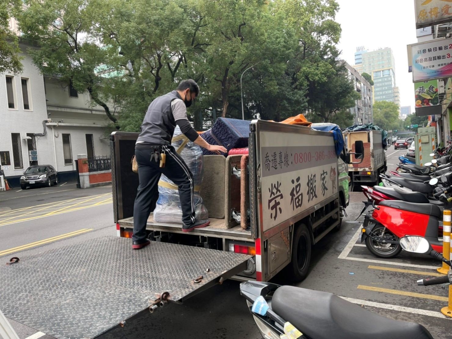 搬重物技巧、搬重物工具【榮福搬家公司】佛像搬運、搬玉石、石墩搬運、搬運電動床、搬神明桌、搬洗衣機、搬披薩窯、精搬金庫、搬保險櫃、精搬魚缸、精搬鋼琴、跨縣市搬家、搬工派遣、搬運、床墊搬運、冰箱搬運、鋼琴搬運、搬家具、單件家具運送、單一物件搬運、醫療床搬運、搬家首選、吊掛搬運、吊家具搬運、特殊重物搬運、專搬重物、新北搬家推薦、搬家公司、基隆搬家、南港搬家、桃園搬家公司、台北搬家公司推薦:大台北搬家,精緻包裝搬運「細膩包裝、專業搬運、用心服務、以客為尊」是榮福搬家公司的宗旨與精神。歡迎立即來電02-2651-2727專人服務。 搬重物技巧、搬重物工具【榮福搬家公司】佛像搬運、搬玉石、石墩搬運、搬運電動床、搬神明桌、搬洗衣機、搬披薩窯、精搬金庫、搬保險櫃、精搬魚缸、精搬鋼琴、跨縣市搬家、搬工派遣、搬運、床墊搬運、冰箱搬運、鋼琴搬運、搬家具、單件家具運送、單一物件搬運、醫療床搬運、搬家首選、吊掛搬運、吊家具搬運、特殊重物搬運、專搬重物、新北搬家推薦、搬家公司、基隆搬家、南港搬家、桃園搬家公司、台北搬家公司推薦:大台北搬家,精緻包裝搬運「細膩包裝、專業搬運、用心服務、以客為尊」是榮福搬家公司的宗旨與精神。歡迎立即來電02-2651-2727專人服務。