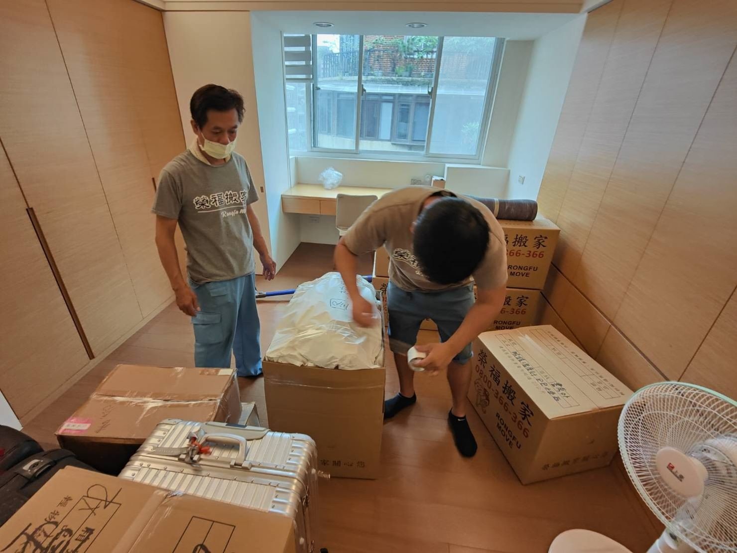 專人打包、搬家公司推薦、GOOGLE搬家公司推薦【榮福搬家公司】基隆搬家、南港搬家、桃園搬家公司推薦、家庭區域性專人打包、精緻搬家、精緻包裝、專人打包裝箱、跨縣市搬家、搬工計時、人工搬運、床墊搬運、冰箱搬運、搬家具、搬家首選、台北搬家公司推薦:大台北搬家,精緻包裝搬運「細膩包裝、專業搬運、用心服務、以客為尊」是榮福搬家公司的宗旨與精神。歡迎立即來電02-2651-2727專人服務。 專人打包、搬家公司推薦、GOOGLE搬家公司推薦【榮福搬家公司】基隆搬家、南港搬家、桃園搬家公司推薦、家庭區域性專人打包、精緻搬家、精緻包裝、專人打包裝箱、跨縣市搬家、搬工計時、人工搬運、床墊搬運、冰箱搬運、搬家具、搬家首選、台北搬家公司推薦:大台北搬家,精緻包裝搬運「細膩包裝、專業搬運、用心服務、以客為尊」是榮福搬家公司的宗旨與精神。歡迎立即來電02-2651-2727專人服務。