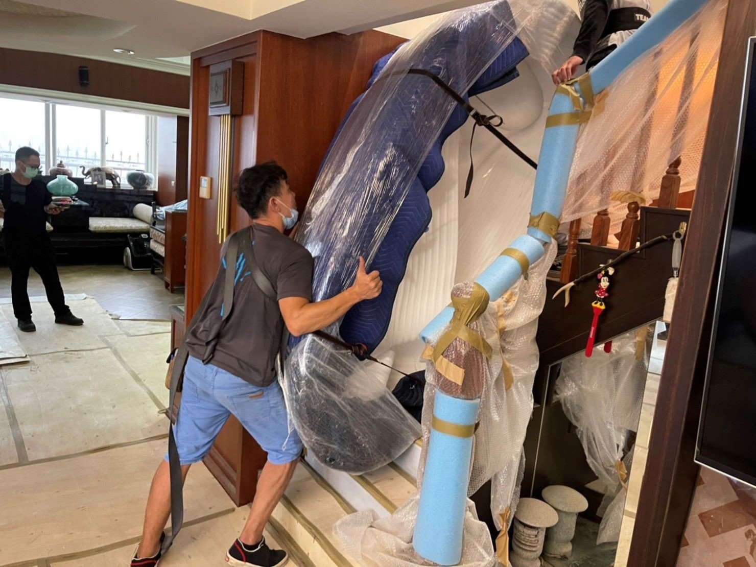 搬浴缸、按摩浴缸、TOTO浴缸、TOTO太空寢浴、搬重物【榮福搬家公司】精搬重物、搬魚缸、搬鋼琴、搬金庫、人力搬運、搬按摩椅、冰箱搬運、搬家具、搬家首選、吊掛搬運、吊家具搬運、吊金庫搬運、特殊重物搬運、單件重物搬運、搬醫療床、專搬重物、企業搬運服務、公司行號搬遷、搬遷、新北搬家公司推薦、搬家公司、基隆搬家、南港搬家、桃園搬家公司推薦、台北搬家公司推薦:大台北搬家,精緻包裝搬運「細膩包裝、專業搬運、用心服務、以客為尊」是榮福搬家公司的宗旨與精神。歡迎立即來電02-2651-2727專人服務。 搬浴缸、按摩浴缸、TOTO浴缸、TOTO太空寢浴、搬重物【榮福搬家公司】精搬重物、搬魚缸、搬鋼琴、搬金庫、人力搬運、搬按摩椅、冰箱搬運、搬家具、搬家首選、吊掛搬運、吊家具搬運、吊金庫搬運、特殊重物搬運、單件重物搬運、搬醫療床、專搬重物、企業搬運服務、公司行號搬遷、搬遷、新北搬家公司推薦、搬家公司、基隆搬家、南港搬家、桃園搬家公司推薦、台北搬家公司推薦:大台北搬家,精緻包裝搬運「細膩包裝、專業搬運、用心服務、以客為尊」是榮福搬家公司的宗旨與精神。歡迎立即來電02-2651-2727專人服務。