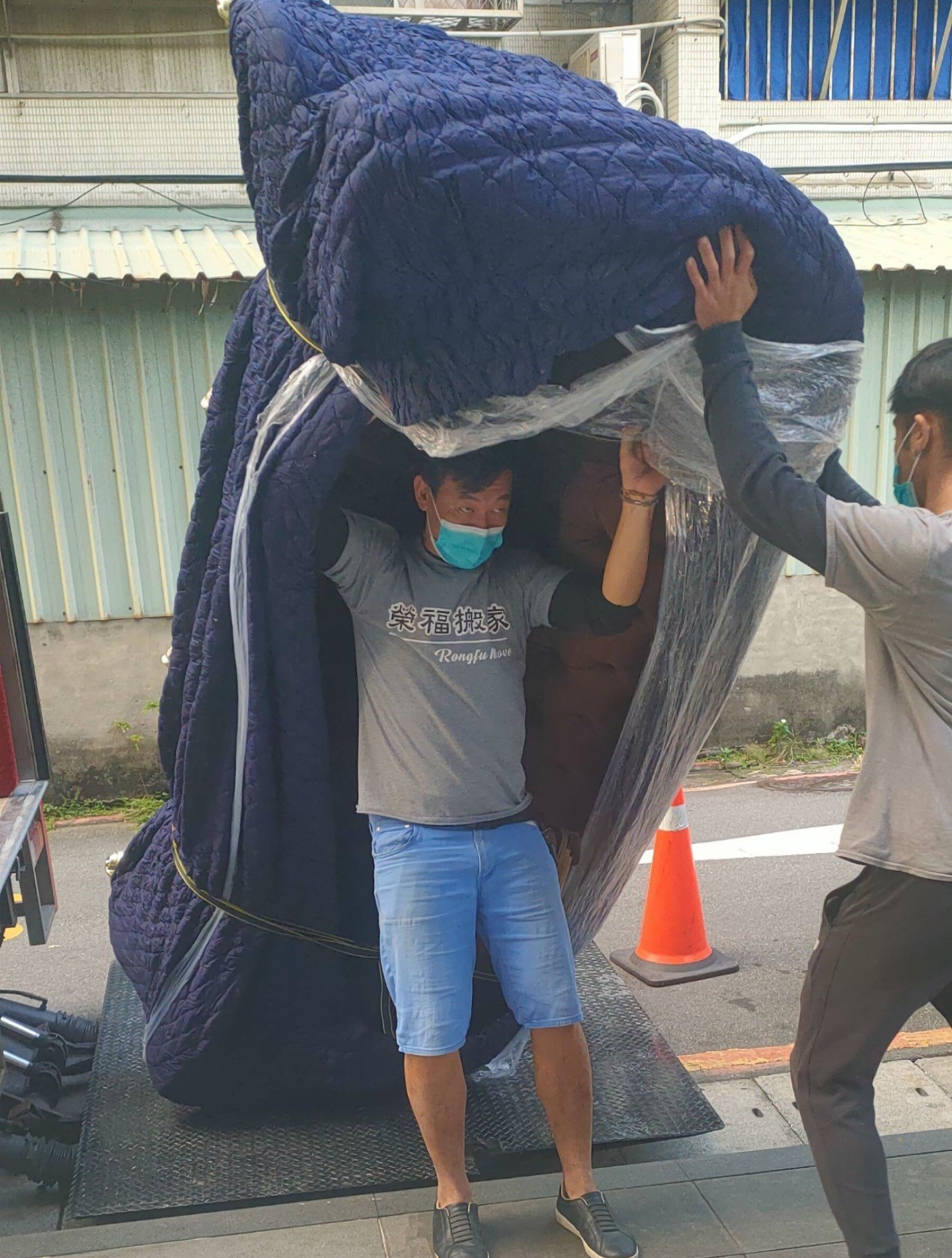 專人到府打包、尺寸較大家具以樓梯搬運作業、歐美規格沙發以樓梯搬運、搬家公司推薦、新北搬家公司推薦【榮福搬家公司】基隆搬家、南港搬家、桃園搬家公司推薦、家庭搬家、精緻搬家、精緻包裝、打包裝箱、跨縣市搬家、貴重家具精緻包裝、人工搬運、搬家具、白土報紙、搬家首選、搬家紙箱、氣泡捲、膠膜、黃色透明膠帶、大型家具搬運、台北搬家公司推薦:大台北搬家,精緻包裝搬運「細膩包裝、專業搬運、用心服務、以客為尊」是榮福搬家公司的宗旨與精神。歡迎立即來電02-2651-2727專人服務。 專人到府打包、尺寸較大家具以樓梯搬運作業、歐美規格沙發以樓梯搬運、搬家公司推薦、新北搬家公司推薦【榮福搬家公司】基隆搬家、南港搬家、桃園搬家公司推薦、家庭搬家、精緻搬家、精緻包裝、打包裝箱、跨縣市搬家、貴重家具精緻包裝、人工搬運、搬家具、白土報紙、搬家首選、搬家紙箱、氣泡捲、膠膜、黃色透明膠帶、大型家具搬運、台北搬家公司推薦:大台北搬家,精緻包裝搬運「細膩包裝、專業搬運、用心服務、以客為尊」是榮福搬家公司的宗旨與精神。歡迎立即來電02-2651-2727專人服務。