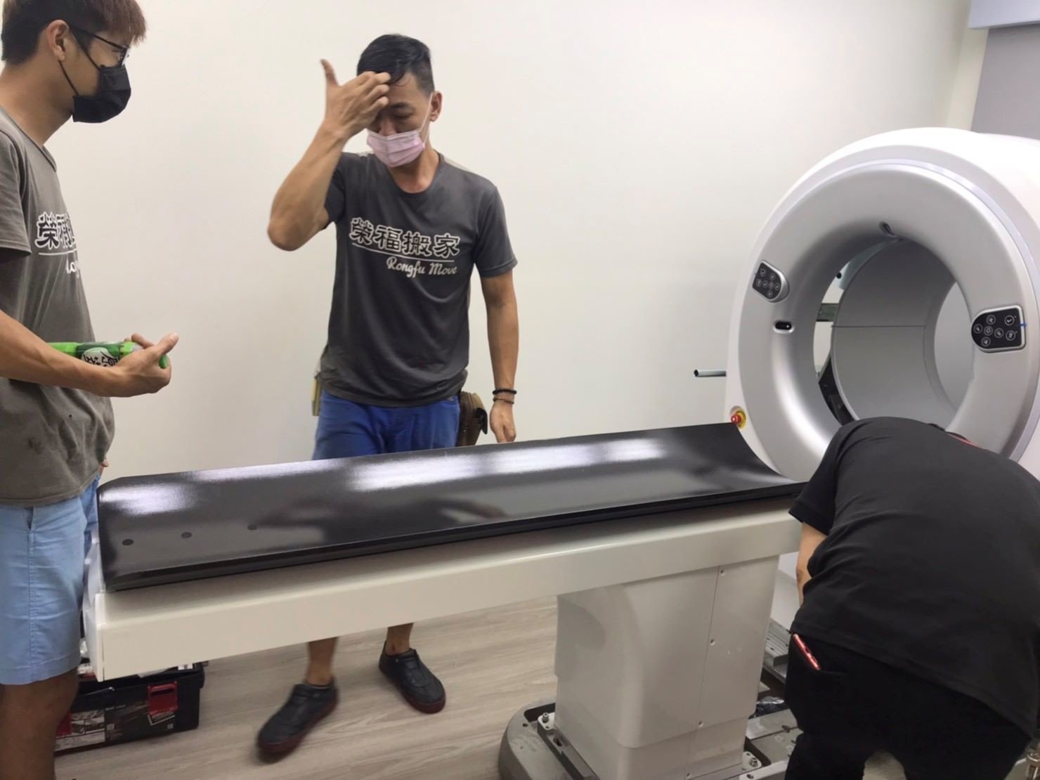 特殊搬運、搬重物【榮福搬家】醫療器材、醫療設備搬運、斷層掃苗儀器搬運、搬單一物件、南港搬家、桃園搬家公司推薦、新北搬家公司推薦、可配合醫院搬運、生技科學儀器搬運、海關箱待拆、醫療儀器專業搬運、廠房遷移、公司行號搬、專搬重物、搬工服務、人力搬運,針對顧客都秉持以用心實在專業搬家技巧,搬家實在用心值得您的信賴與選擇。歡迎來電咨詢02-2651-2727,榮福搬家有專員立即為您服務。 特殊搬運、搬重物【榮福搬家】醫療器材、醫療設備搬運、斷層掃苗儀器搬運、搬單一物件、南港搬家、桃園搬家公司推薦、新北搬家公司推薦、可配合醫院搬運、生技科學儀器搬運、海關箱待拆、醫療儀器專業搬運、廠房遷移、公司行號搬、專搬重物、搬工服務、人力搬運,針對顧客都秉持以用心實在專業搬家技巧,搬家實在用心值得您的信賴與選擇。歡迎來電咨詢02-2651-2727,榮福搬家有專員立即為您服務。