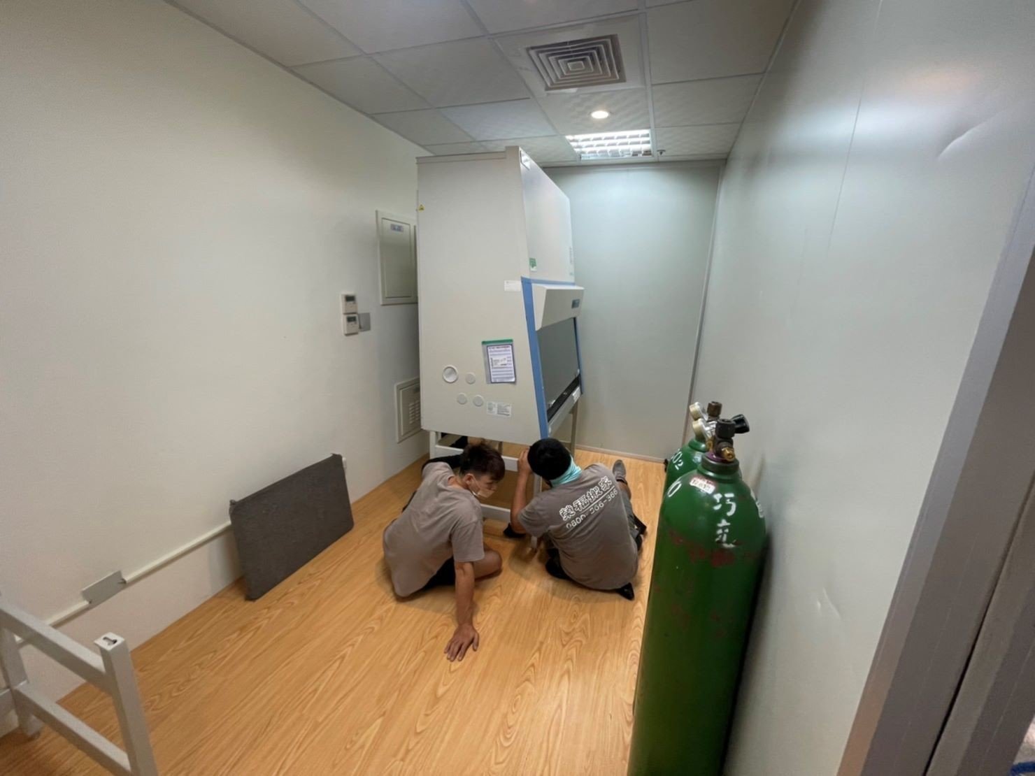 特殊重物搬運、專搬重物、特殊搬運、搬生醫設備【榮福搬家公司】跨縣市搬家、搬工計時、人工搬運、搬直立式冷凍櫃、搬超低溫冰箱、負86度超低溫冰箱搬運、營業用冰箱搬運、搬機械設備、各式機台搬運、精密儀器、臥室工作檯冰箱、實驗室設備、廚房大型設備搬運、搬營業用製冰機、廠房遷移、店面搬遷,實驗室搬遷、搬家首選、吊車吊掛搬運、吊家具搬運、台北搬家公司推薦:大台北搬家,精緻包裝搬運「細膩包裝、專業搬運、用心服務、以客為尊」是榮福搬家公司的宗旨與精神。歡迎立即來電02-2651-2727專人服務。 特殊重物搬運、專搬重物、特殊搬運、搬生醫設備【榮福搬家公司】跨縣市搬家、搬工計時、人工搬運、搬直立式冷凍櫃、搬超低溫冰箱、負86度超低溫冰箱搬運、營業用冰箱搬運、搬機械設備、各式機台搬運、精密儀器、臥室工作檯冰箱、實驗室設備、廚房大型設備搬運、搬營業用製冰機、廠房遷移、店面搬遷,實驗室搬遷、搬家首選、吊車吊掛搬運、吊家具搬運、台北搬家公司推薦:大台北搬家,精緻包裝搬運「細膩包裝、專業搬運、用心服務、以客為尊」是榮福搬家公司的宗旨與精神。歡迎立即來電02-2651-2727專人服務。