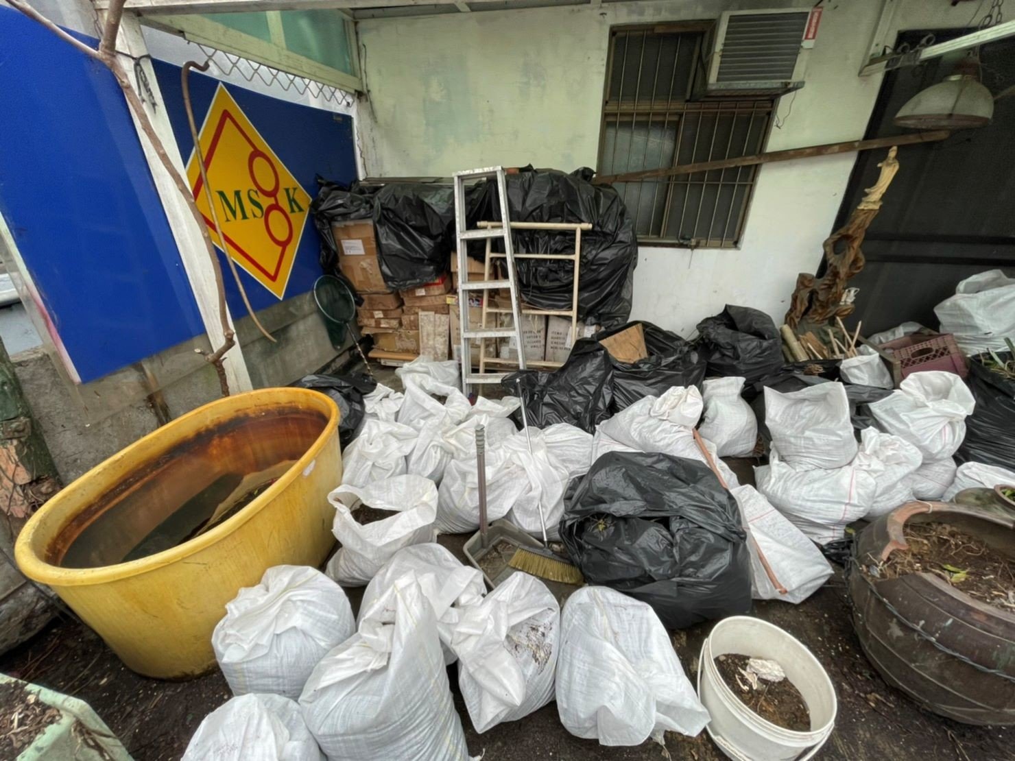 清垃圾、搬家公司推薦、新北搬家公司推薦、搬家首選【榮福搬家公司】南港搬家、桃園搬家公司推薦、台北搬家公司推薦、搬垃圾處理、家庭廢棄物清運、廢棄物處理、搬運廢棄物、家具垃圾處理、清運、大型家具丟棄、冰箱搬運、基隆搬家、大型垃圾清運、床墊搬運、搬衣櫃、搬大型家具、公司行號搬遷、家庭搬家、廢棄家具處理清運、搬工計時、人工搬運、家庭垃圾清運、搬運、垃圾清運價格,針對顧客都秉持以用心實在專業搬家技巧,搬家實在用心值得您的信賴與選擇。歡迎來電咨詢02-2651-2727,榮福搬家有專員立即為您服務。 清垃圾、搬家公司推薦、新北搬家公司推薦、搬家首選【榮福搬家公司】南港搬家、桃園搬家公司推薦、台北搬家公司推薦、搬垃圾處理、家庭廢棄物清運、廢棄物處理、搬運廢棄物、家具垃圾處理、清運、大型家具丟棄、冰箱搬運、基隆搬家、大型垃圾清運、床墊搬運、搬衣櫃、搬大型家具、公司行號搬遷、家庭搬家、廢棄家具處理清運、搬工計時、人工搬運、家庭垃圾清運、搬運、垃圾清運價格,針對顧客都秉持以用心實在專業搬家技巧,搬家實在用心值得您的信賴與選擇。歡迎來電咨詢02-2651-2727,榮福搬家有專員立即為您服務。