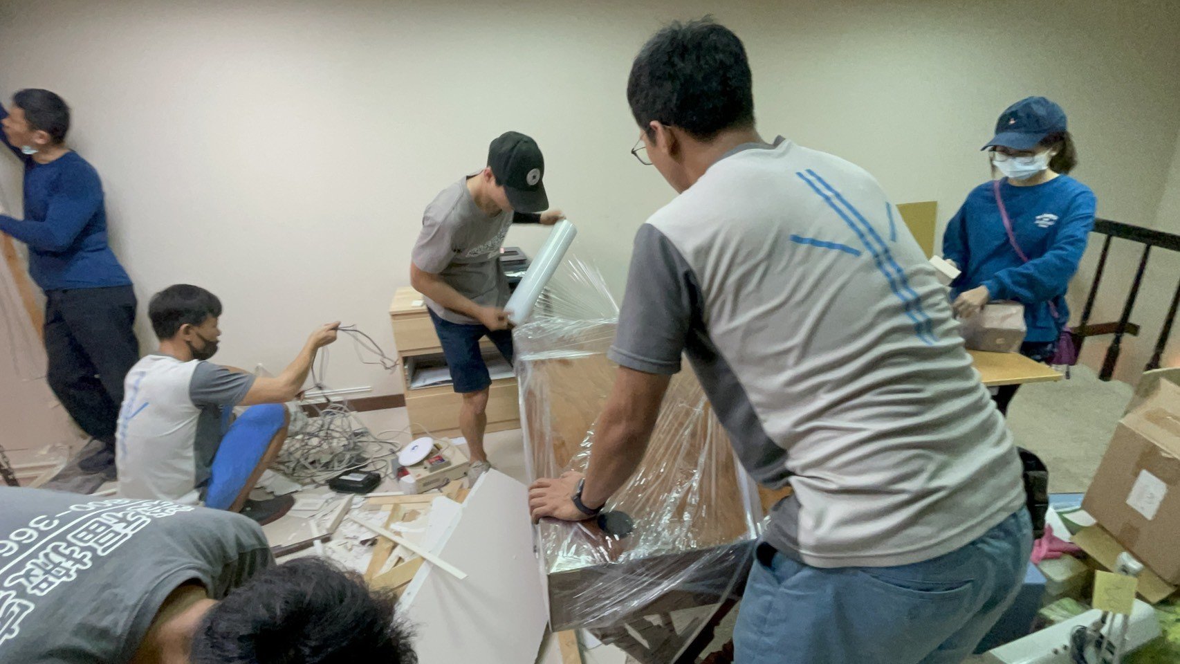 專搬重物、搬家公司推薦、新北搬家公司推薦【榮福搬家公司】基隆搬家、南港搬家、桃園搬家公司推薦、家庭搬家、精緻搬家、精緻包裝、打包裝箱、跨縣市搬家、搬工計時、人工搬運、床墊搬運、冰箱搬運、搬家具、搬家首選、吊掛搬運、吊家具搬運、搬家紙箱、氣泡捲、膠膜、黃色透明膠帶、大型家具搬運、搬木製家具、搬大理石桌、台北搬家公司推薦:大台北搬家,精緻包裝搬運「細膩包裝、專業搬運、用心服務、以客為尊」是榮福搬家公司的宗旨與精神。歡迎立即來電02-2651-2727專人服務。 專搬重物、搬家公司推薦、新北搬家公司推薦【榮福搬家公司】基隆搬家、南港搬家、桃園搬家公司推薦、家庭搬家、精緻搬家、精緻包裝、打包裝箱、跨縣市搬家、搬工計時、人工搬運、床墊搬運、冰箱搬運、搬家具、搬家首選、吊掛搬運、吊家具搬運、搬家紙箱、氣泡捲、膠膜、黃色透明膠帶、大型家具搬運、搬木製家具、搬大理石桌、台北搬家公司推薦:大台北搬家,精緻包裝搬運「細膩包裝、專業搬運、用心服務、以客為尊」是榮福搬家公司的宗旨與精神。歡迎立即來電02-2651-2727專人服務。