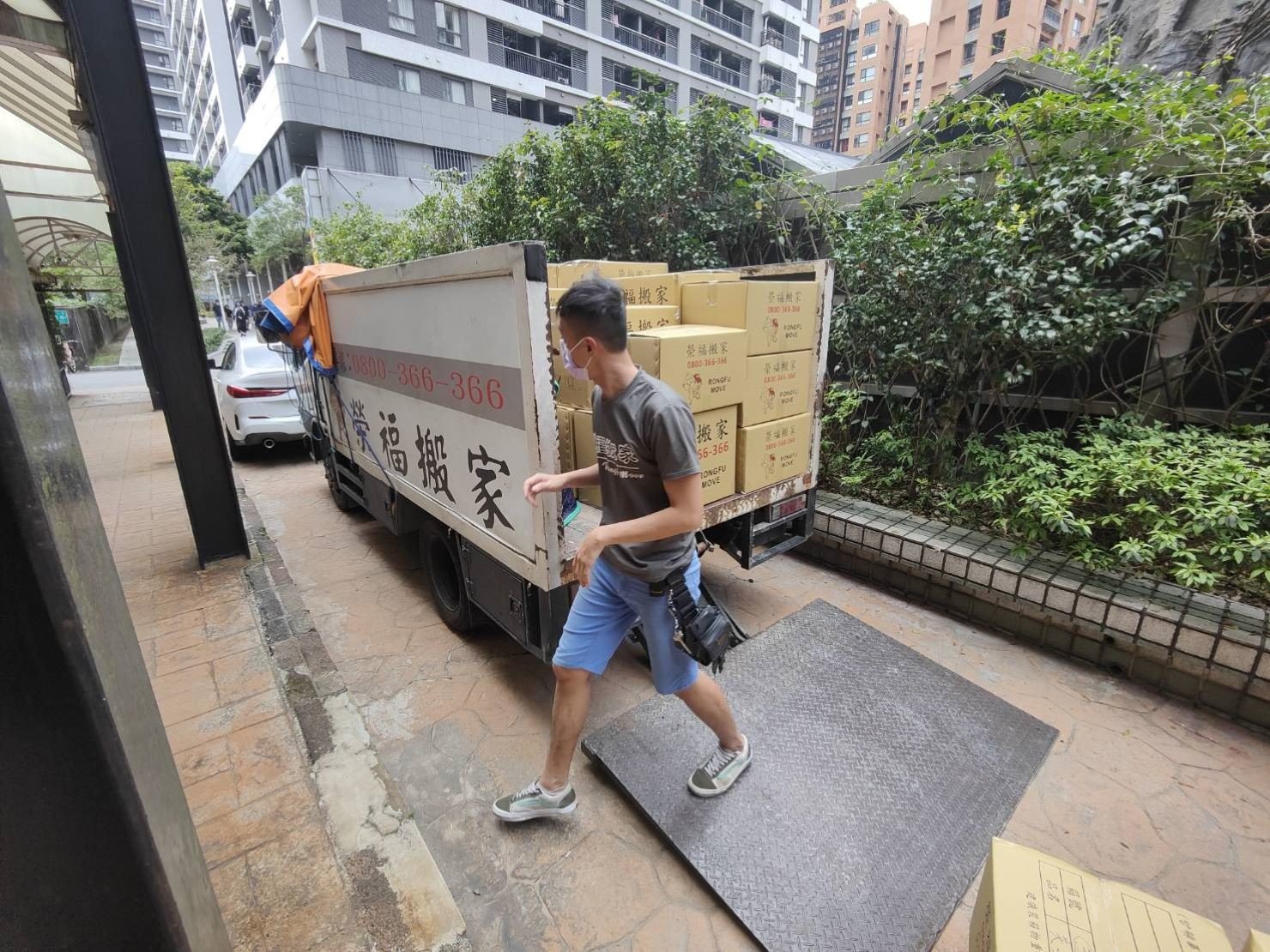 專人打包、搬家公司推薦、GOOGLE搬家公司推薦【榮福搬家公司】、家庭區域性專人打包、精緻搬家、精緻包裝、專人打包裝箱、床墊搬運、冰箱搬運、搬家首選、台北搬家公司推薦:大台北搬家,精緻包裝搬運「細膩包裝、專業搬運、用心服務、以客為尊」是榮福搬家公司的宗旨與精神。 專人打包、搬家公司推薦、GOOGLE搬家公司推薦【榮福搬家公司】、家庭區域性專人打包、精緻搬家、精緻包裝、專人打包裝箱、床墊搬運、冰箱搬運、搬家首選、台北搬家公司推薦:大台北搬家,精緻包裝搬運「細膩包裝、專業搬運、用心服務、以客為尊」是榮福搬家公司的宗旨與精神。