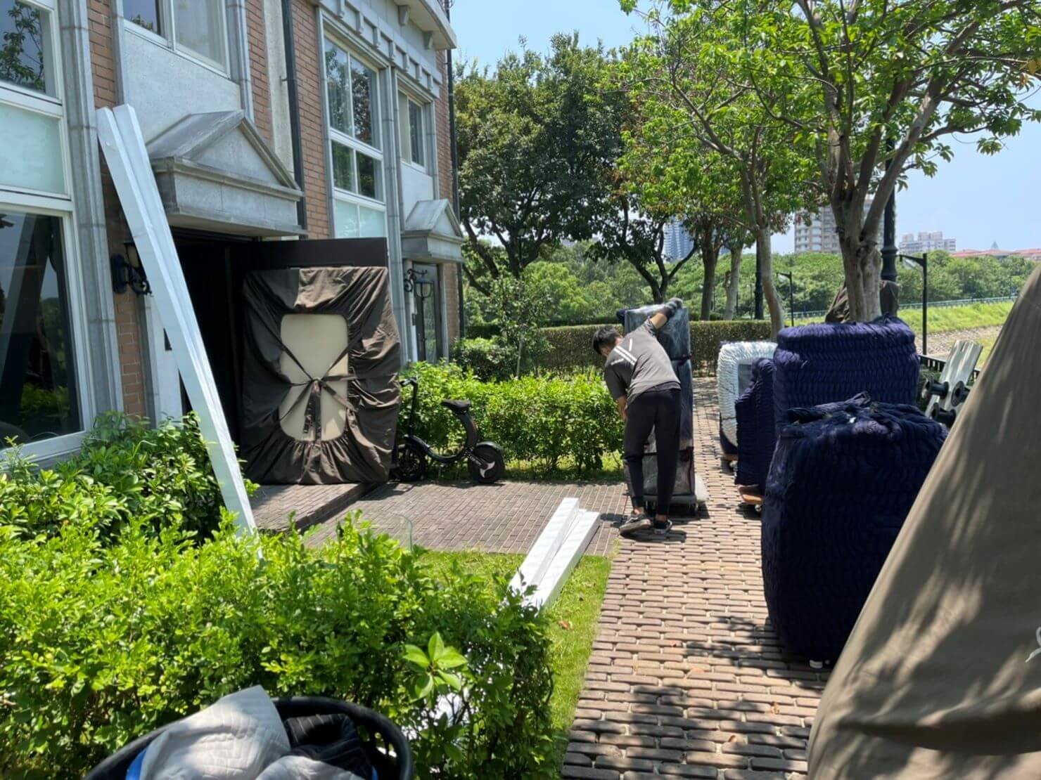 搬家公司推薦、新北搬家推薦【榮福搬家公司】南港搬家、桃園搬家公司推薦、台北搬家公司推薦、大型家具搬運、搬家具、冰箱搬運、基隆搬家、搬家電、大型家電搬運、床墊搬運、搬家車、家庭搬家、搬工、搬運、搬家紙箱、跨縣市搬家、單件家具運送、搬家估價、搬家首選,搬家達人,吊掛搬運、吊家具搬運、台北搬家公司推薦:大台北搬家,精緻包裝搬運「細膩包裝、專業搬運、用心服務、以客為尊」是榮福搬家公司的宗旨與精神。歡迎立即來電02-2651-2727專人服務。 搬家公司推薦、新北搬家推薦【榮福搬家公司】南港搬家、桃園搬家公司推薦、台北搬家公司推薦、大型家具搬運、搬家具、冰箱搬運、基隆搬家、搬家電、大型家電搬運、床墊搬運、搬家車、家庭搬家、搬工、搬運、搬家紙箱、跨縣市搬家、單件家具運送、搬家估價、搬家首選,搬家達人,吊掛搬運、吊家具搬運、台北搬家公司推薦:大台北搬家,精緻包裝搬運「細膩包裝、專業搬運、用心服務、以客為尊」是榮福搬家公司的宗旨與精神。歡迎立即來電02-2651-2727專人服務。