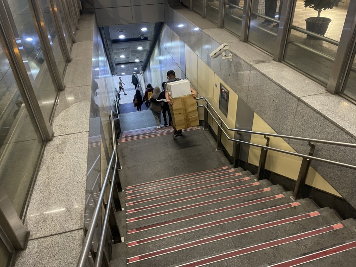 【榮福搬家】百貨烘焙店面搬遷、地下街烘焙店面搬遷、百貨甜點店面搬遷、地下街烘焙店面搬遷、麵包店搬遷、麵包陳列架搬遷、麵包展示架搬遷、店面搬遷、餐飲設備暫放、訂製餐桌椅精緻包裝、營業用攪拌機搬運、營業用冰箱精緻包裝、營業用烤箱搬遷、麵包切割機、營業用冰箱搬遷、工作檯包裝,工作桌,台北搬家公司推薦:大台北搬家,精緻包裝搬運「細膩包裝、專業搬運、用心服務、以客為尊」是榮福搬家公司的宗旨與精神。歡迎立即來電02-2651-2727專人服務。 【榮福搬家】百貨烘焙店面搬遷、地下街烘焙店面搬遷、百貨甜點店面搬遷、地下街烘焙店面搬遷、麵包店搬遷、麵包陳列架搬遷、麵包展示架搬遷、店面搬遷、餐飲設備暫放、訂製餐桌椅精緻包裝、營業用攪拌機搬運、營業用冰箱精緻包裝、營業用烤箱搬遷、麵包切割機、營業用冰箱搬遷、工作檯包裝,工作桌,台北搬家公司推薦:大台北搬家,精緻包裝搬運「細膩包裝、專業搬運、用心服務、以客為尊」是榮福搬家公司的宗旨與精神。歡迎立即來電02-2651-2727專人服務。