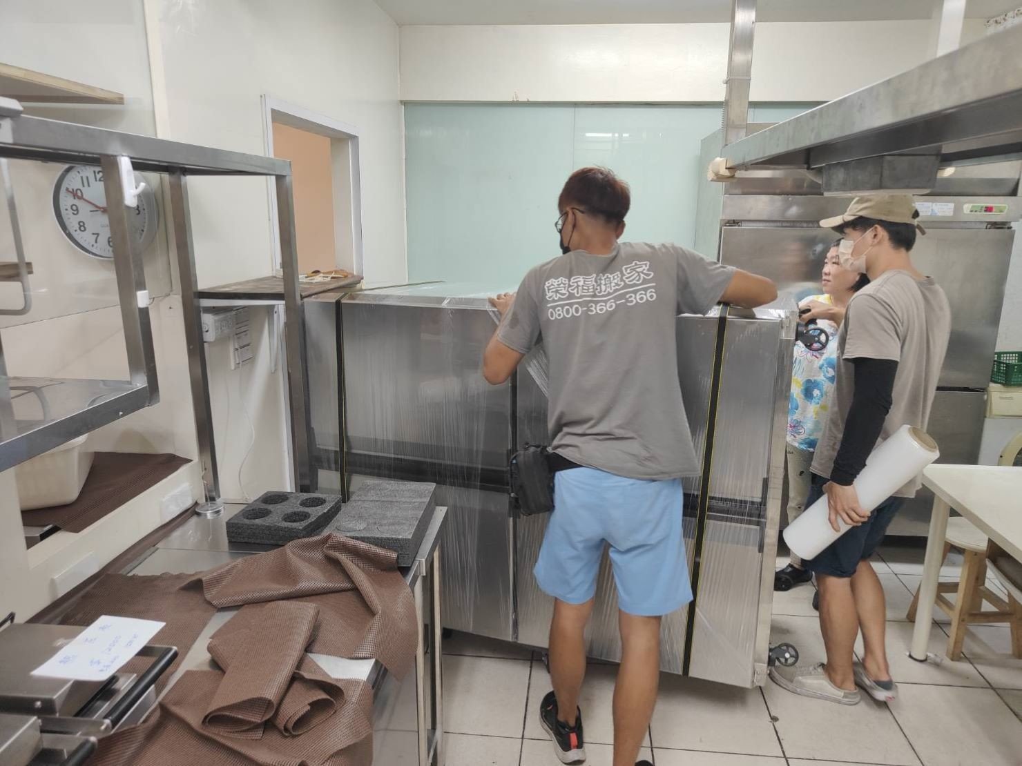 店面搬遷推薦【榮福搬家公司】|小型食品加工廠搬遷|搬營業用冰箱|四門營業用冰箱|搬生財器具、搬冷凍櫃、搬冷藏冰箱|搬冷藏工作臺|搬臥式冷凍櫃|百貨公司進撤櫃|台北搬營業用冰箱|新北搬營業用冰箱|五股搬營業用冰箱|中永和搬營業用冰箱|三重搬營業用冰箱|汐止搬營業用冰箱|林口搬營業用冰箱|人力搬運,針對顧客都秉持以用心實在專業搬家技巧,搬家實在用心值得您的信賴與選擇。歡迎來電咨詢02-2651-2727,榮福搬家有專員立即為您服務。 店面搬遷推薦【榮福搬家公司】|小型食品加工廠搬遷|搬營業用冰箱|四門營業用冰箱|搬生財器具、搬冷凍櫃、搬冷藏冰箱|搬冷藏工作臺|搬臥式冷凍櫃|百貨公司進撤櫃|台北搬營業用冰箱|新北搬營業用冰箱|五股搬營業用冰箱|中永和搬營業用冰箱|三重搬營業用冰箱|汐止搬營業用冰箱|林口搬營業用冰箱|人力搬運,針對顧客都秉持以用心實在專業搬家技巧,搬家實在用心值得您的信賴與選擇。歡迎來電咨詢02-2651-2727,榮福搬家有專員立即為您服務。