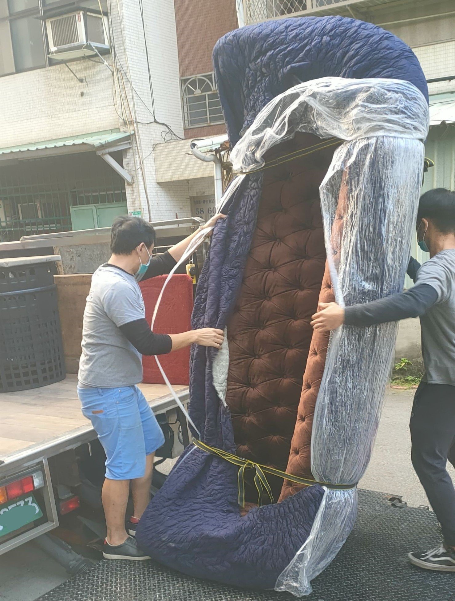 專人到府打包、尺寸較大家具以樓梯搬運作業、歐美規格沙發以樓梯搬運、搬家公司推薦、新北搬家公司推薦【榮福搬家公司】基隆搬家、南港搬家、桃園搬家公司推薦、家庭搬家、精緻搬家、精緻包裝、打包裝箱、跨縣市搬家、貴重家具精緻包裝、人工搬運、搬家具、白土報紙、搬家首選、搬家紙箱、氣泡捲、膠膜、黃色透明膠帶、大型家具搬運、台北搬家公司推薦:大台北搬家,精緻包裝搬運「細膩包裝、專業搬運、用心服務、以客為尊」是榮福搬家公司的宗旨與精神。歡迎立即來電02-2651-2727專人服務。 專人到府打包、尺寸較大家具以樓梯搬運作業、歐美規格沙發以樓梯搬運、搬家公司推薦、新北搬家公司推薦【榮福搬家公司】基隆搬家、南港搬家、桃園搬家公司推薦、家庭搬家、精緻搬家、精緻包裝、打包裝箱、跨縣市搬家、貴重家具精緻包裝、人工搬運、搬家具、白土報紙、搬家首選、搬家紙箱、氣泡捲、膠膜、黃色透明膠帶、大型家具搬運、台北搬家公司推薦:大台北搬家,精緻包裝搬運「細膩包裝、專業搬運、用心服務、以客為尊」是榮福搬家公司的宗旨與精神。歡迎立即來電02-2651-2727專人服務。
