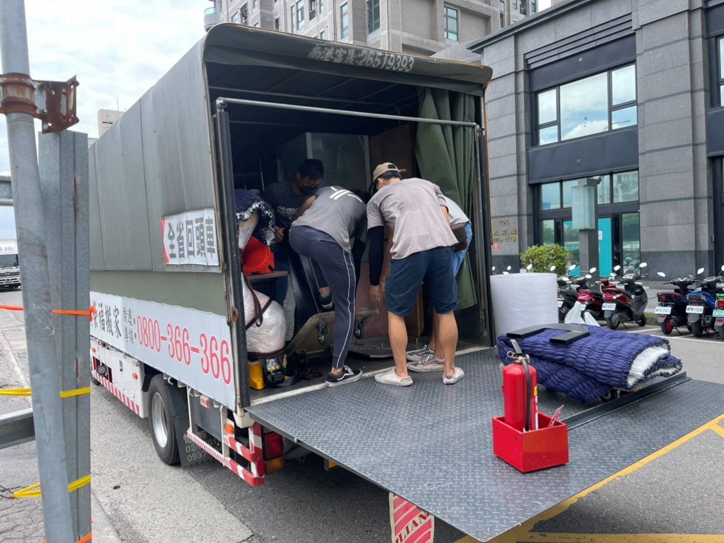 搬家公司推薦、台北搬家推薦【榮福搬家公司】南港搬家、桃園搬家公司推薦、新北搬家公司推薦、企業搬運服務、生技公司、公司行號搬遷、政府機關搬遷、機械手臂搬遷、精緻包裝,安全搬運、針對顧客都秉持以用心實在專業搬家技巧,搬家實在用心值得您的信賴與選擇。歡迎來電咨詢02-2651-2727,榮福搬家有專員立即為您服務。 搬家公司推薦、台北搬家推薦【榮福搬家公司】南港搬家、桃園搬家公司推薦、新北搬家公司推薦、企業搬運服務、生技公司、公司行號搬遷、政府機關搬遷、機械手臂搬遷、精緻包裝,安全搬運、針對顧客都秉持以用心實在專業搬家技巧,搬家實在用心值得您的信賴與選擇。歡迎來電咨詢02-2651-2727,榮福搬家有專員立即為您服務。