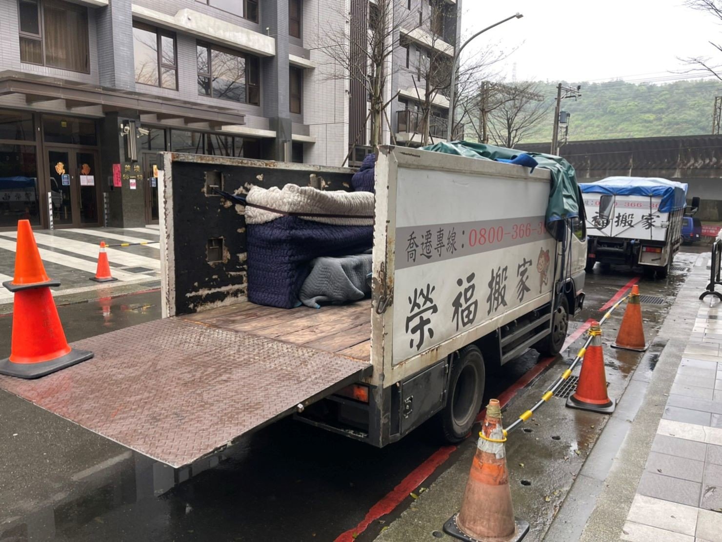 搬家公司推薦、新北搬家公司推薦【榮福搬家公司】精緻包裝搬運「細膩包裝、專業搬運、用心服務、以客為尊」是榮福搬家公司的宗旨與精神:搬家首選、南港搬家、桃園搬家公司推薦、台北搬家公司推薦、精緻搬家、精緻包裝、搬家達人、搬家具、冰箱搬運、基隆搬家、搬家電、床墊搬運、跨縣市搬家、家庭搬家、鋼琴搬運、搬工計時、搬運、搬家紙箱、搬家打包材料,針對顧客都秉持以用心實在專業搬家技巧,搬家實在用心值得您的信賴與選擇。歡迎來電咨詢02-2651-2727,榮福搬家有專員立即為您服務。 搬家公司推薦、新北搬家公司推薦【榮福搬家公司】精緻包裝搬運「細膩包裝、專業搬運、用心服務、以客為尊」是榮福搬家公司的宗旨與精神:搬家首選、南港搬家、桃園搬家公司推薦、台北搬家公司推薦、精緻搬家、精緻包裝、搬家達人、搬家具、冰箱搬運、基隆搬家、搬家電、床墊搬運、跨縣市搬家、家庭搬家、鋼琴搬運、搬工計時、搬運、搬家紙箱、搬家打包材料,針對顧客都秉持以用心實在專業搬家技巧,搬家實在用心值得您的信賴與選擇。歡迎來電咨詢02-2651-2727,榮福搬家有專員立即為您服務。