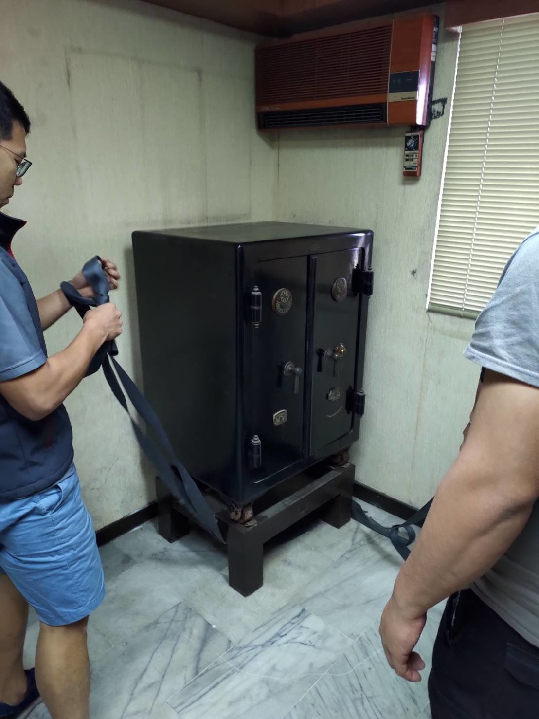 搬重物【榮福搬家公司】石墩搬運、搬石椅、搬石頭桌、搬洗衣機、搬披薩窯、精搬金庫、搬保險櫃、精搬魚缸、精搬鋼琴、鋼琴搬運、電動醫療床搬運、跨縣市搬家、搬工派遣、搬運、床墊搬運、冰箱搬運、大型家具搬運、搬家首選、吊掛搬運、吊家具搬運、特殊重物搬運、專搬重物、新北搬家推薦、搬家公司、基隆搬家、南港搬家、桃園搬家公司、台北搬家公司推薦:大台北搬家,精緻包裝搬運「細膩包裝、專業搬運、用心服務、以客為尊」是榮福搬家公司的宗旨與精神。歡迎立即來電02-2651-2727專人服務。 搬重物【榮福搬家公司】石墩搬運、搬石椅、搬石頭桌、搬洗衣機、搬披薩窯、精搬金庫、搬保險櫃、精搬魚缸、精搬鋼琴、鋼琴搬運、電動醫療床搬運、跨縣市搬家、搬工派遣、搬運、床墊搬運、冰箱搬運、大型家具搬運、搬家首選、吊掛搬運、吊家具搬運、特殊重物搬運、專搬重物、新北搬家推薦、搬家公司、基隆搬家、南港搬家、桃園搬家公司、台北搬家公司推薦:大台北搬家,精緻包裝搬運「細膩包裝、專業搬運、用心服務、以客為尊」是榮福搬家公司的宗旨與精神。歡迎立即來電02-2651-2727專人服務。