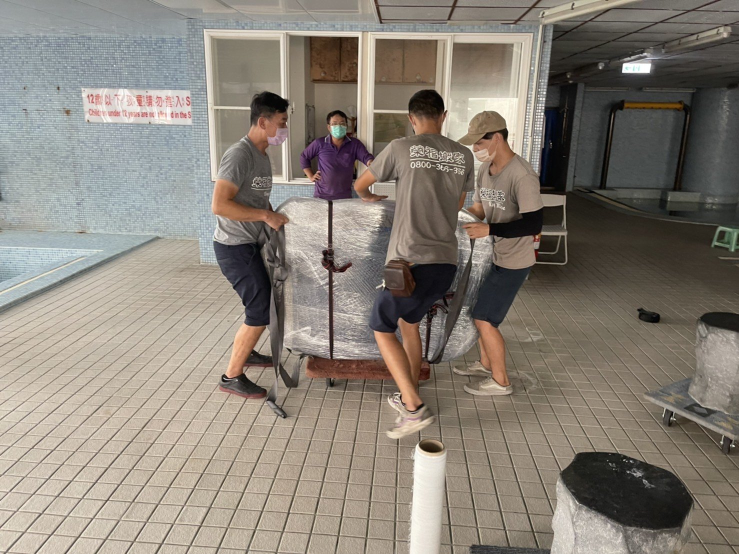 特殊搬運、搬重物【榮福搬家公司】石墩搬運、搬石頭桌椅、造景石頭搬運、大理石桌椅、岩石戶外桌椅、天然石頭庭園桌椅、石頭雕刻物、玉石雕刻擺件、吊掛搬運、特殊重物搬運、專搬重物、搬重物技巧、新北搬家公司推薦、搬家車、搬家公司、基隆搬家、南港搬家、桃園搬家公司推薦、台北搬家公司推薦:大台北搬家,精緻包裝搬運「細膩包裝、專業搬運、用心服務、以客為尊」是榮福搬家公司的宗旨與精神。歡迎立即來電02-2651-2727專人服務。 特殊搬運、搬重物【榮福搬家公司】石墩搬運、搬石頭桌椅、造景石頭搬運、大理石桌椅、岩石戶外桌椅、天然石頭庭園桌椅、石頭雕刻物、玉石雕刻擺件、吊掛搬運、特殊重物搬運、專搬重物、搬重物技巧、新北搬家公司推薦、搬家車、搬家公司、基隆搬家、南港搬家、桃園搬家公司推薦、台北搬家公司推薦:大台北搬家,精緻包裝搬運「細膩包裝、專業搬運、用心服務、以客為尊」是榮福搬家公司的宗旨與精神。歡迎立即來電02-2651-2727專人服務。