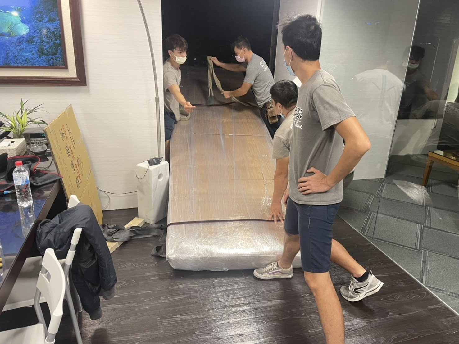 只需搬一件家具?搬運單一家具【榮福搬家公司】大型實木會議桌、雕刻品、木雕神像、木雕刻藝術品、按摩椅搬運、搬神明桌、家庭搬家、跨縣市搬家、搬工計時、專業吊掛搬運、搬搬家首選、特殊重物搬運、專搬重物、搬重物技巧、新北搬家公司推薦、搬家車、搬家公司、基隆搬家、南港搬家、桃園搬家公司推薦、台北搬家公司推薦:大台北搬家,精緻包裝搬運「細膩包裝、專業搬運、用心服務、以客為尊」是榮福搬家公司的宗旨與精神。歡迎立即來電02-2651-2727專人服務。 只需搬一件家具?搬運單一家具【榮福搬家公司】大型實木會議桌、雕刻品、木雕神像、木雕刻藝術品、按摩椅搬運、搬神明桌、家庭搬家、跨縣市搬家、搬工計時、專業吊掛搬運、搬搬家首選、特殊重物搬運、專搬重物、搬重物技巧、新北搬家公司推薦、搬家車、搬家公司、基隆搬家、南港搬家、桃園搬家公司推薦、台北搬家公司推薦:大台北搬家,精緻包裝搬運「細膩包裝、專業搬運、用心服務、以客為尊」是榮福搬家公司的宗旨與精神。歡迎立即來電02-2651-2727專人服務。