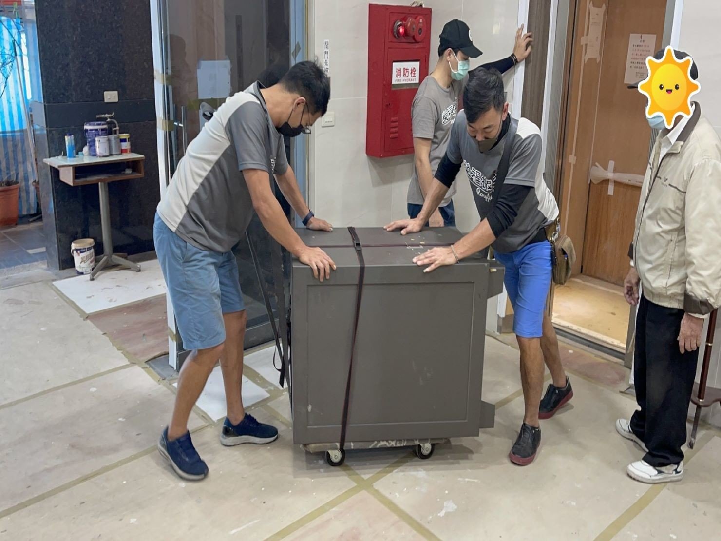 搬金庫、重物搬運【榮福搬家公司】石墩搬運、搬石椅、搬石頭桌、搬洗衣機、搬披薩窯、精搬金庫、搬保險櫃、精搬魚缸、精搬鋼琴、跨縣市搬家、搬工派遣、搬運、床墊搬運、冰箱搬運、大型家具搬運、單件家具運送、單一物件搬運、搬家首選、吊掛搬運、吊家具搬運、特殊重物搬運、專搬重物、新北搬家推薦、搬家公司、基隆搬家、南港搬家、桃園搬家公司、台北搬家公司推薦:大台北搬家,精緻包裝搬運「細膩包裝、專業搬運、用心服務、以客為尊」是榮福搬家公司的宗旨與精神。歡迎立即來電02-2651-2727專人服務。 搬金庫、重物搬運【榮福搬家公司】石墩搬運、搬石椅、搬石頭桌、搬洗衣機、搬披薩窯、精搬金庫、搬保險櫃、精搬魚缸、精搬鋼琴、跨縣市搬家、搬工派遣、搬運、床墊搬運、冰箱搬運、大型家具搬運、單件家具運送、單一物件搬運、搬家首選、吊掛搬運、吊家具搬運、特殊重物搬運、專搬重物、新北搬家推薦、搬家公司、基隆搬家、南港搬家、桃園搬家公司、台北搬家公司推薦:大台北搬家,精緻包裝搬運「細膩包裝、專業搬運、用心服務、以客為尊」是榮福搬家公司的宗旨與精神。歡迎立即來電02-2651-2727專人服務。