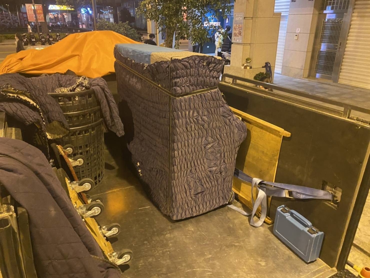 精搬鋼琴推薦【榮福搬家公司】跨縣搬家、搬家首選、搬家公司推薦:大台北搬家,精緻包裝搬運「細膩包裝、專業搬運、用心服務、以客為尊」是榮福搬家公司的宗旨與精神。歡迎立即來電02-2651-2727專人服務。各式各樣鋼琴搬運,智慧型鋼琴找專業的榮福搬家就對了。 精搬鋼琴推薦【榮福搬家公司】跨縣搬家、搬家首選、搬家公司推薦:大台北搬家,精緻包裝搬運「細膩包裝、專業搬運、用心服務、以客為尊」是榮福搬家公司的宗旨與精神。歡迎立即來電02-2651-2727專人服務。各式各樣鋼琴搬運,智慧型鋼琴找專業的榮福搬家就對了。