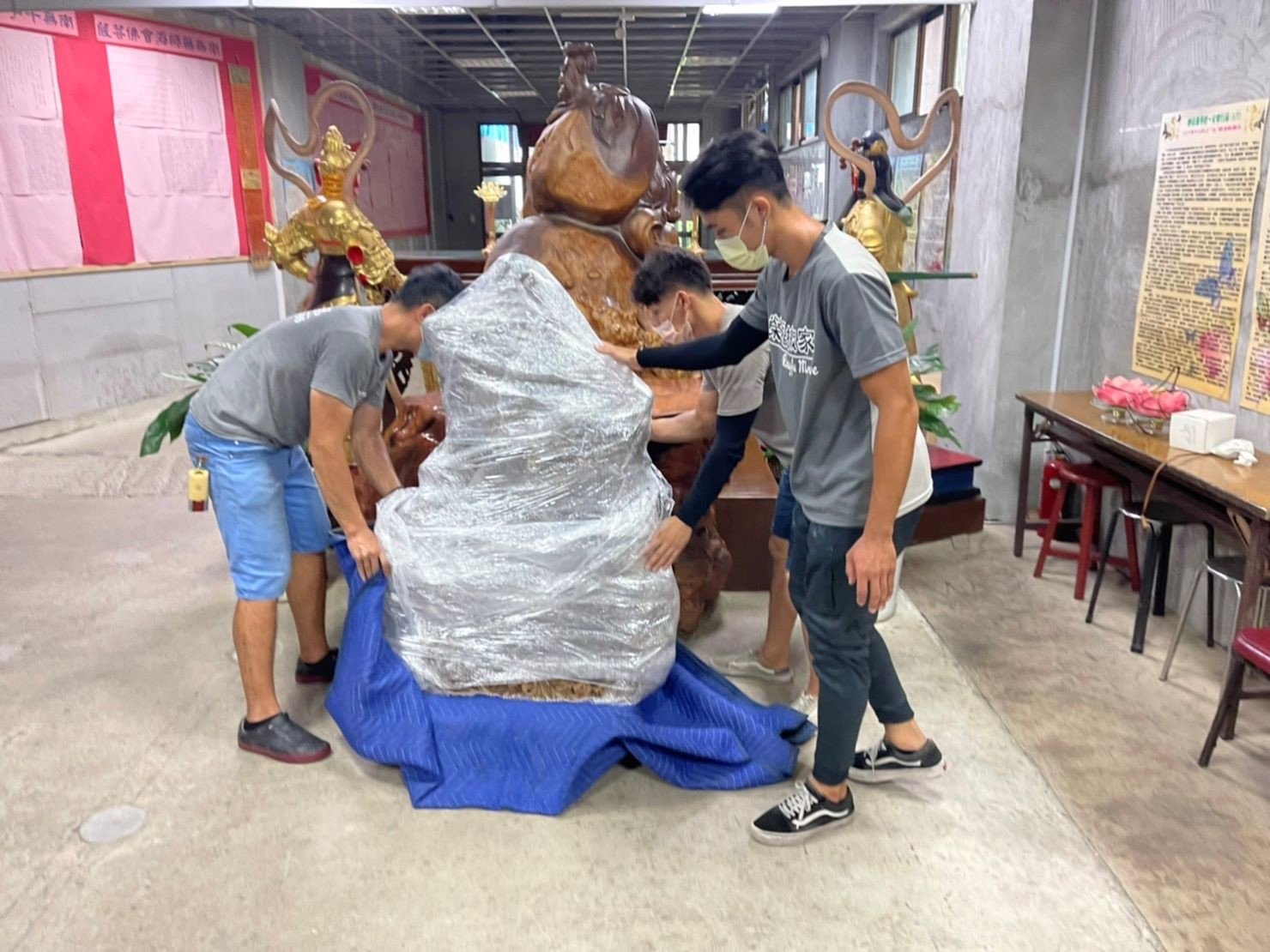 搬家首選【榮福搬家公司】木雕刻品、木雕神像、木雕刻藝術品、樹瘤佛像、宗教文物、佛具用品、檜木雕刻佛像、佛具用品店搬運、佛禪搬運、跨縣市搬家、搬工計時、搬大型佛像、搬大型重物、特殊重物搬運、用心防護、精緻包裝、搬重物技巧、新北搬家公司推薦、搬家車、搬家公司、基隆搬家、南港搬家、桃園搬家公司推薦、台北搬家公司推薦:大台北搬家,精緻包裝搬運「細膩包裝、專業搬運、用心服務、以客為尊」是榮福搬家公司的宗旨與精神。歡迎立即來電02-2651-2727專人服務。 搬家首選【榮福搬家公司】木雕刻品、木雕神像、木雕刻藝術品、樹瘤佛像、宗教文物、佛具用品、檜木雕刻佛像、佛具用品店搬運、佛禪搬運、跨縣市搬家、搬工計時、搬大型佛像、搬大型重物、特殊重物搬運、用心防護、精緻包裝、搬重物技巧、新北搬家公司推薦、搬家車、搬家公司、基隆搬家、南港搬家、桃園搬家公司推薦、台北搬家公司推薦:大台北搬家,精緻包裝搬運「細膩包裝、專業搬運、用心服務、以客為尊」是榮福搬家公司的宗旨與精神。歡迎立即來電02-2651-2727專人服務。