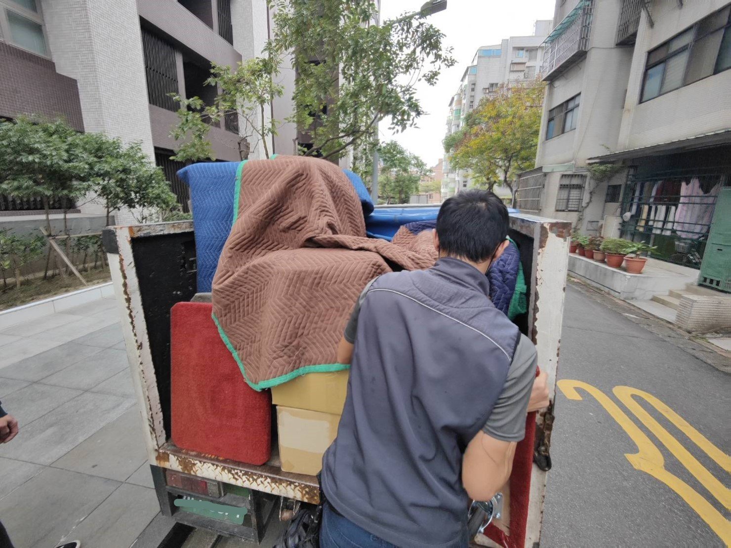 專人到府打包、尺寸較大家具以樓梯搬運作業、歐美規格沙發以樓梯搬運、搬家公司推薦、新北搬家公司推薦【榮福搬家公司】基隆搬家、南港搬家、桃園搬家公司推薦、家庭搬家、精緻搬家、精緻包裝、打包裝箱、跨縣市搬家、貴重家具精緻包裝、人工搬運、搬家具、白土報紙、搬家首選、搬家紙箱、氣泡捲、膠膜、黃色透明膠帶、大型家具搬運、台北搬家公司推薦:大台北搬家,精緻包裝搬運「細膩包裝、專業搬運、用心服務、以客為尊」是榮福搬家公司的宗旨與精神。歡迎立即來電02-2651-2727專人服務。 專人到府打包、尺寸較大家具以樓梯搬運作業、歐美規格沙發以樓梯搬運、搬家公司推薦、新北搬家公司推薦【榮福搬家公司】基隆搬家、南港搬家、桃園搬家公司推薦、家庭搬家、精緻搬家、精緻包裝、打包裝箱、跨縣市搬家、貴重家具精緻包裝、人工搬運、搬家具、白土報紙、搬家首選、搬家紙箱、氣泡捲、膠膜、黃色透明膠帶、大型家具搬運、台北搬家公司推薦:大台北搬家,精緻包裝搬運「細膩包裝、專業搬運、用心服務、以客為尊」是榮福搬家公司的宗旨與精神。歡迎立即來電02-2651-2727專人服務。