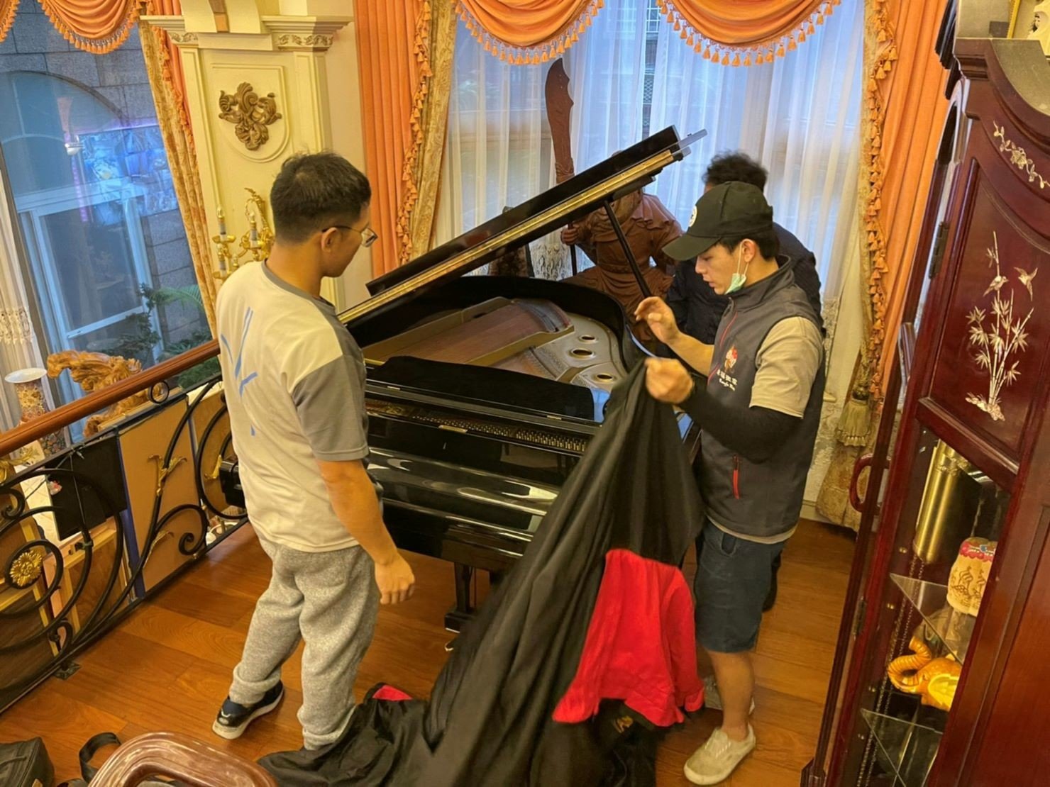 特殊搬運、搬重物【榮福搬家公司】精緻包裝鋼琴、演奏鋼琴、三角鋼琴、鋼琴搬運、家庭搬家、跨縣市搬家、搬工計時、人力搬運、搬家首選、吊掛搬運、吊家具搬運、特殊重物搬運、專搬重物、搬重物技巧、新北搬家公司推薦、搬家公司、基隆搬家、南港搬家、桃園搬家公司推薦、台北搬家公司推薦:大台北搬家,精緻包裝搬運「細膩包裝、專業搬運、用心服務、以客為尊」是榮福搬家公司的宗旨與精神。歡迎立即來電02-2651-2727專人服務。 特殊搬運、搬重物【榮福搬家公司】精緻包裝鋼琴、演奏鋼琴、三角鋼琴、鋼琴搬運、家庭搬家、跨縣市搬家、搬工計時、人力搬運、搬家首選、吊掛搬運、吊家具搬運、特殊重物搬運、專搬重物、搬重物技巧、新北搬家公司推薦、搬家公司、基隆搬家、南港搬家、桃園搬家公司推薦、台北搬家公司推薦:大台北搬家,精緻包裝搬運「細膩包裝、專業搬運、用心服務、以客為尊」是榮福搬家公司的宗旨與精神。歡迎立即來電02-2651-2727專人服務。