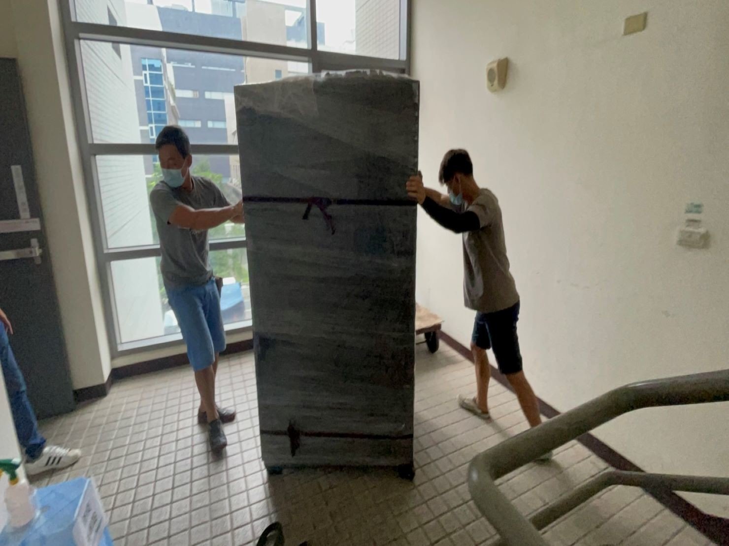 只需搬一件家具?搬運單一生財器具、儀器設備、販賣機、客製化設備、特殊重物推薦【榮福搬家】專業包裝防護搬運「細膩包裝手法、專業搬運技巧、用心服務、以客為尊」是榮福搬家公司的宗旨與精神。歡迎立即來電02-2651-2727專人服務。 只需搬一件家具?搬運單一生財器具、儀器設備、販賣機、客製化設備、特殊重物推薦【榮福搬家】專業包裝防護搬運「細膩包裝手法、專業搬運技巧、用心服務、以客為尊」是榮福搬家公司的宗旨與精神。歡迎立即來電02-2651-2727專人服務。